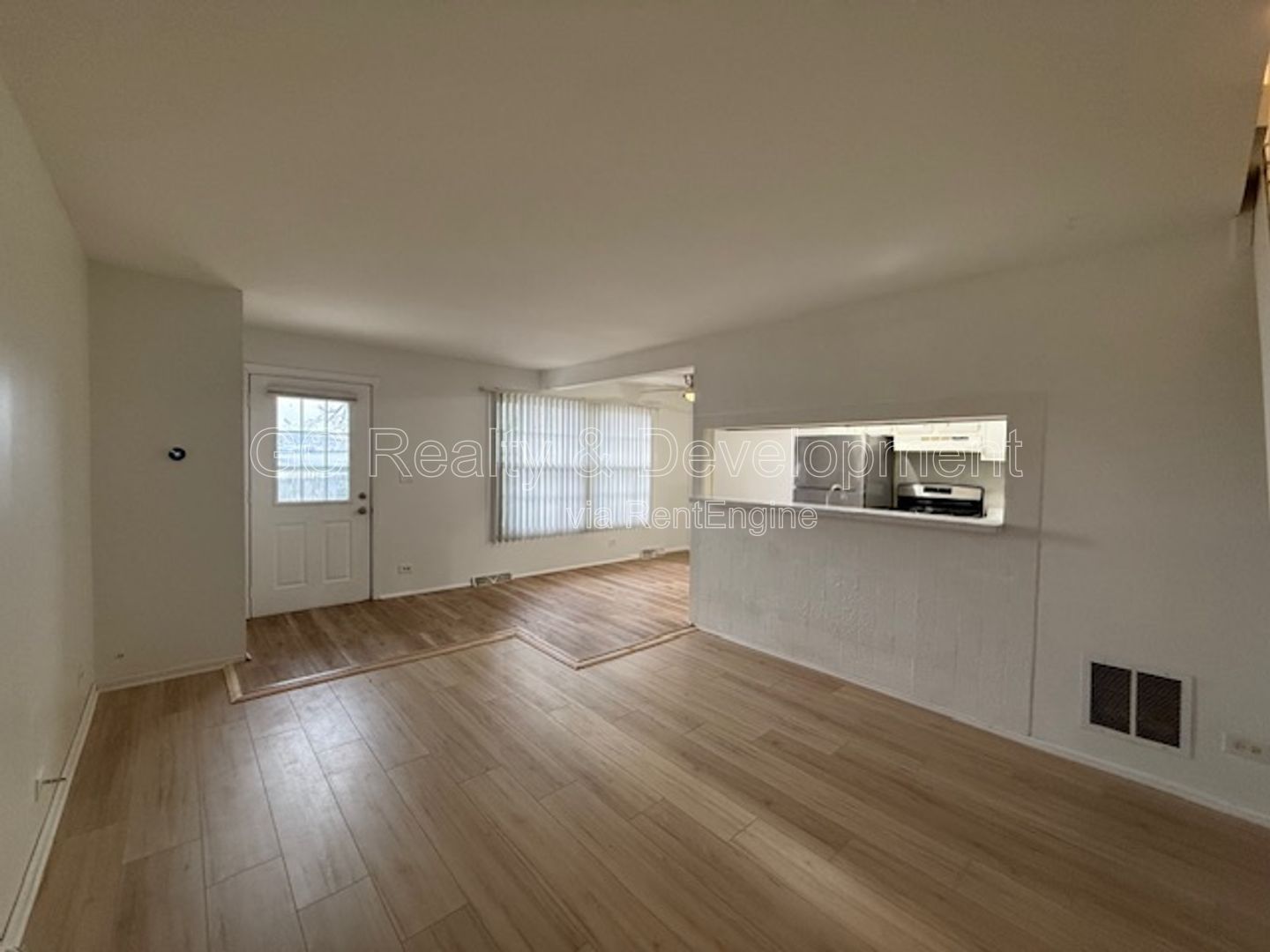 *** 2 BDRM / GARAGE PARKING / IN UNIT LAUNDRY / SS APPL / WALK IN CLOSET / CLOSE TO SHOPPING *** property image