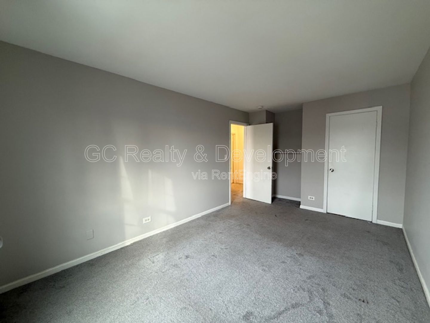 *** 2 BDRM / GARAGE PARKING / IN UNIT LAUNDRY / SS APPL / WALK IN CLOSET / CLOSE TO SHOPPING *** property image