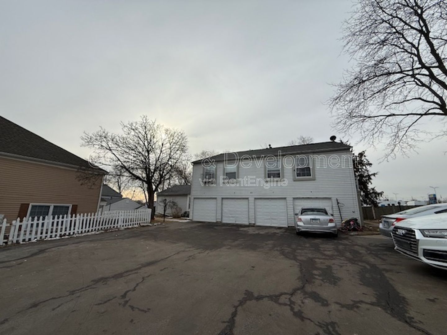 *** 2 BDRM / GARAGE PARKING / IN UNIT LAUNDRY / SS APPL / WALK IN CLOSET / CLOSE TO SHOPPING *** property image