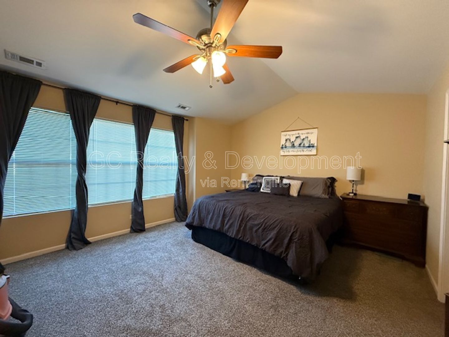 *** 3 BDRM - 2.5 BTH / RECENTLY UPDATED / ATTACHED GARAGE / LRG CLOSETS / PET FRIENDLY *** property image