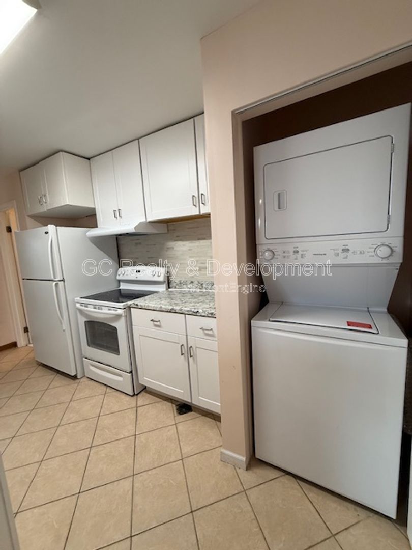 *** 2 BDRM - 2 BTH / LRG CLOSETS / IN UNIT LAUNDRY / 2 PARKING SPOTS / POOLS ON SITE *** property image