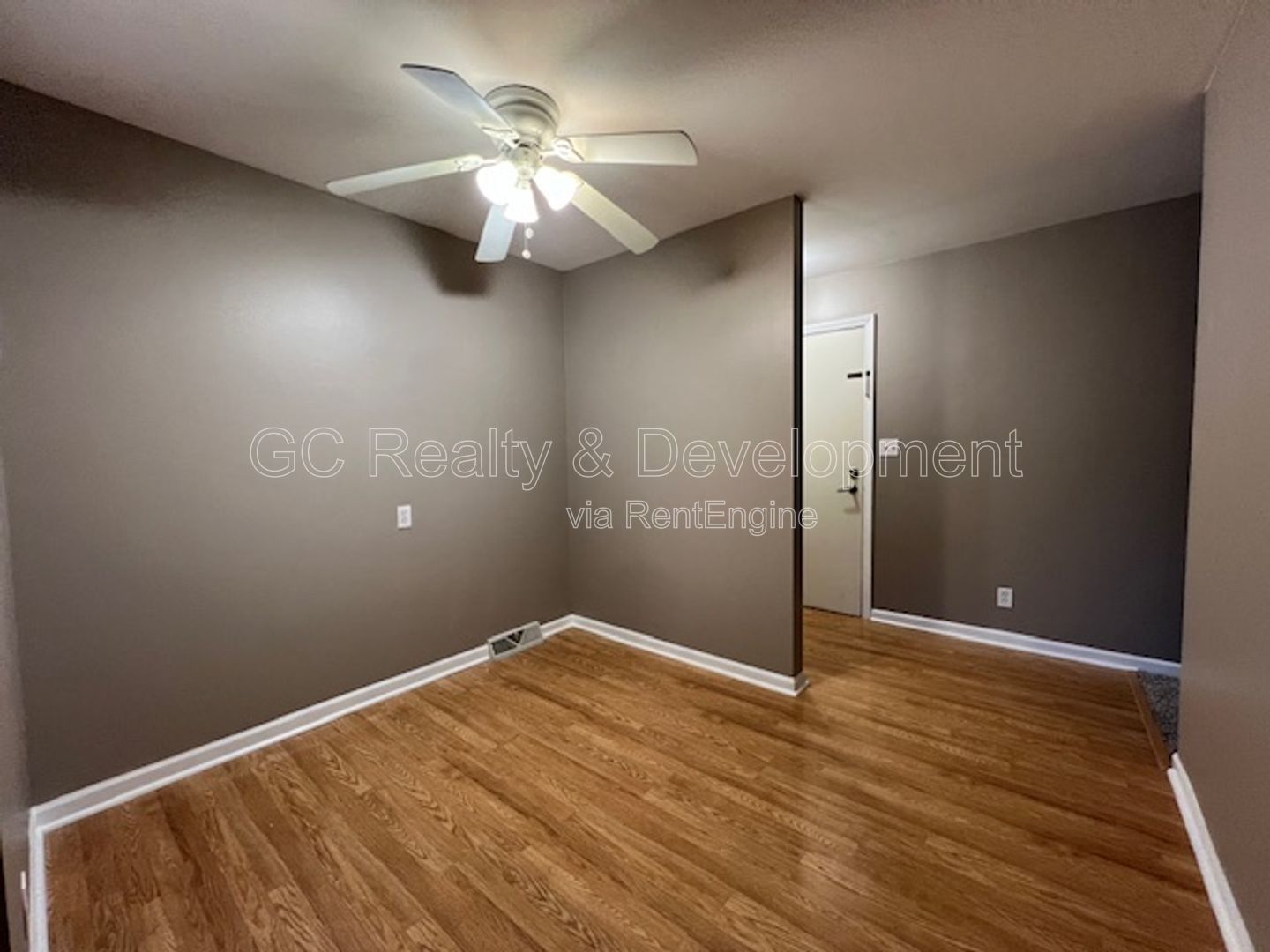 ***  FIRST FLOOR UNIT / 2 BDRM / PARKING INCL / PET FRIENDLY / STORAGE *** property image