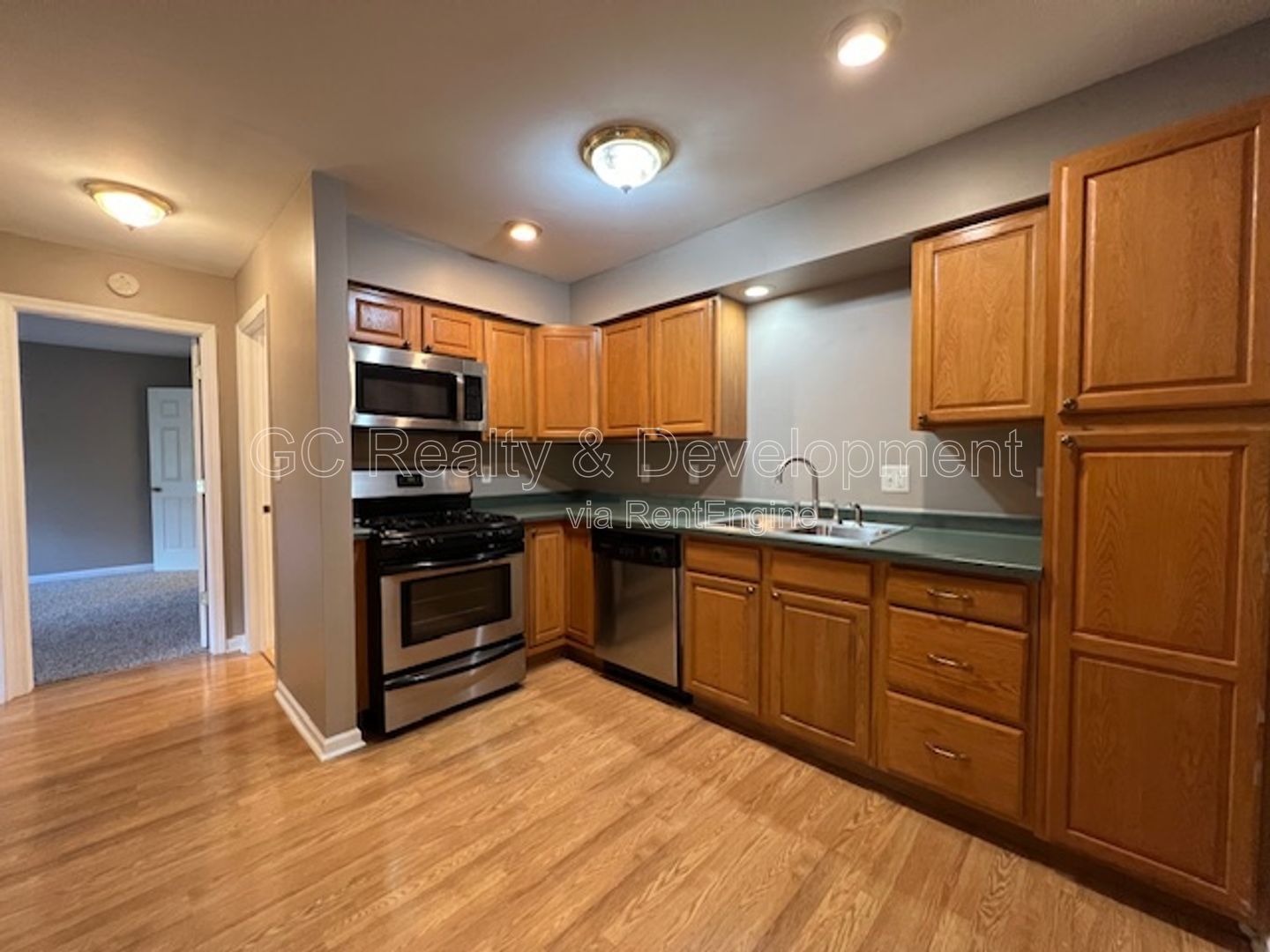 ***  FIRST FLOOR UNIT / 2 BDRM / PARKING INCL / PET FRIENDLY / STORAGE *** property image