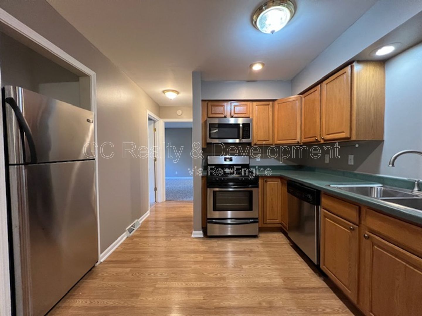 ***  FIRST FLOOR UNIT / 2 BDRM / PARKING INCL / PET FRIENDLY / STORAGE *** property image