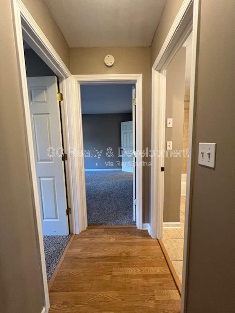 ***  FIRST FLOOR UNIT / 2 BDRM / PARKING INCL / PET FRIENDLY / STORAGE *** property image