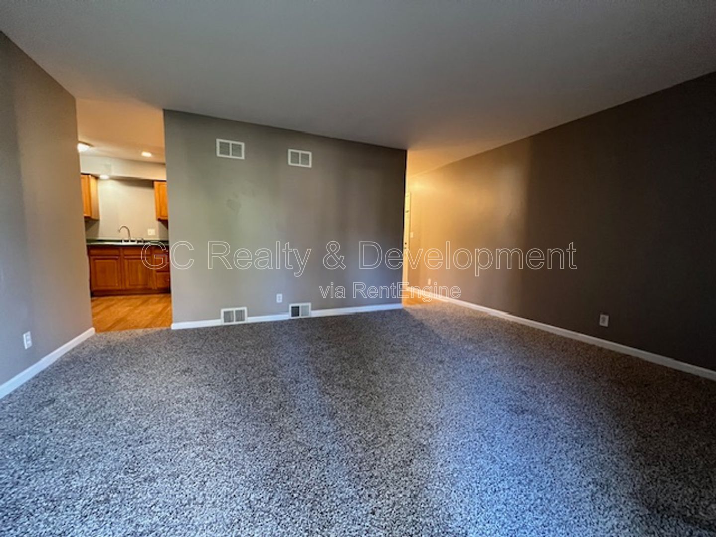 ***  FIRST FLOOR UNIT / 2 BDRM / PARKING INCL / PET FRIENDLY / STORAGE *** property image
