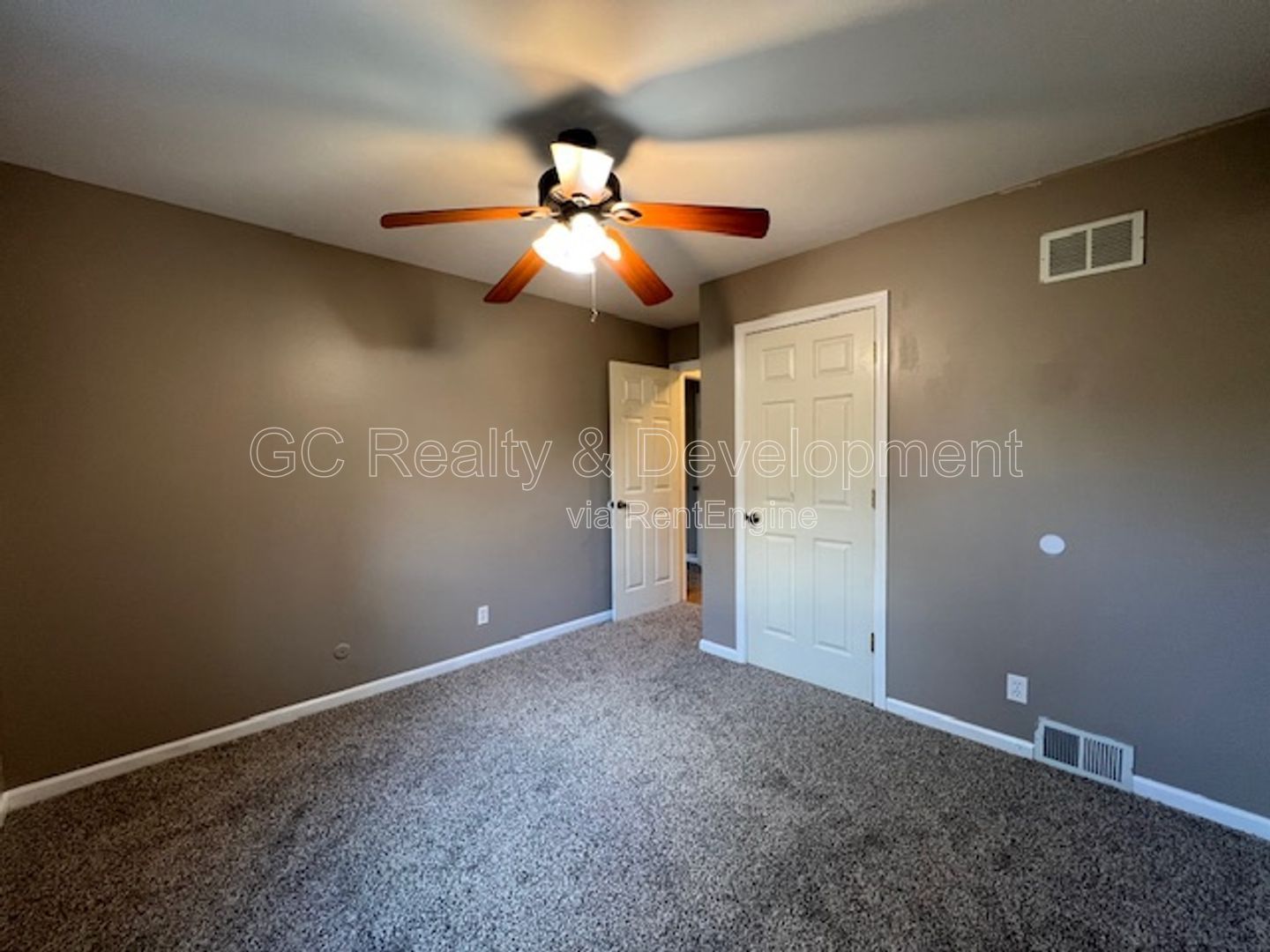 ***  FIRST FLOOR UNIT / 2 BDRM / PARKING INCL / PET FRIENDLY / STORAGE *** property image