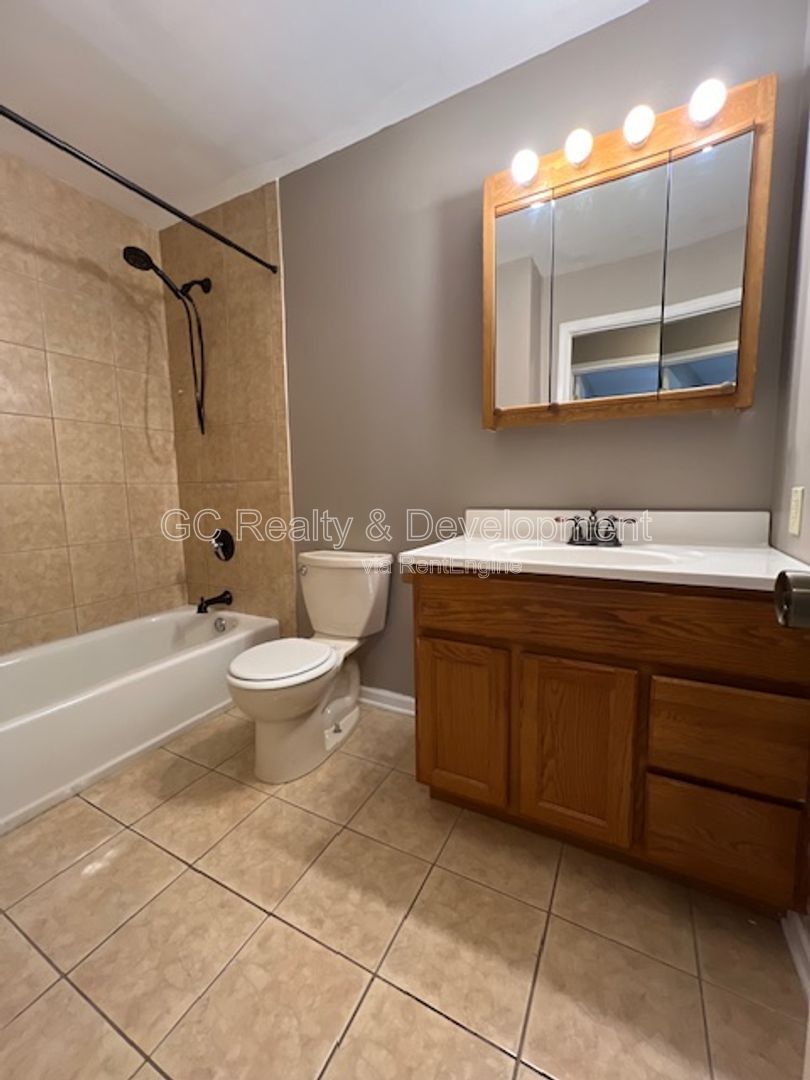 ***  FIRST FLOOR UNIT / 2 BDRM / PARKING INCL / PET FRIENDLY / STORAGE *** property image