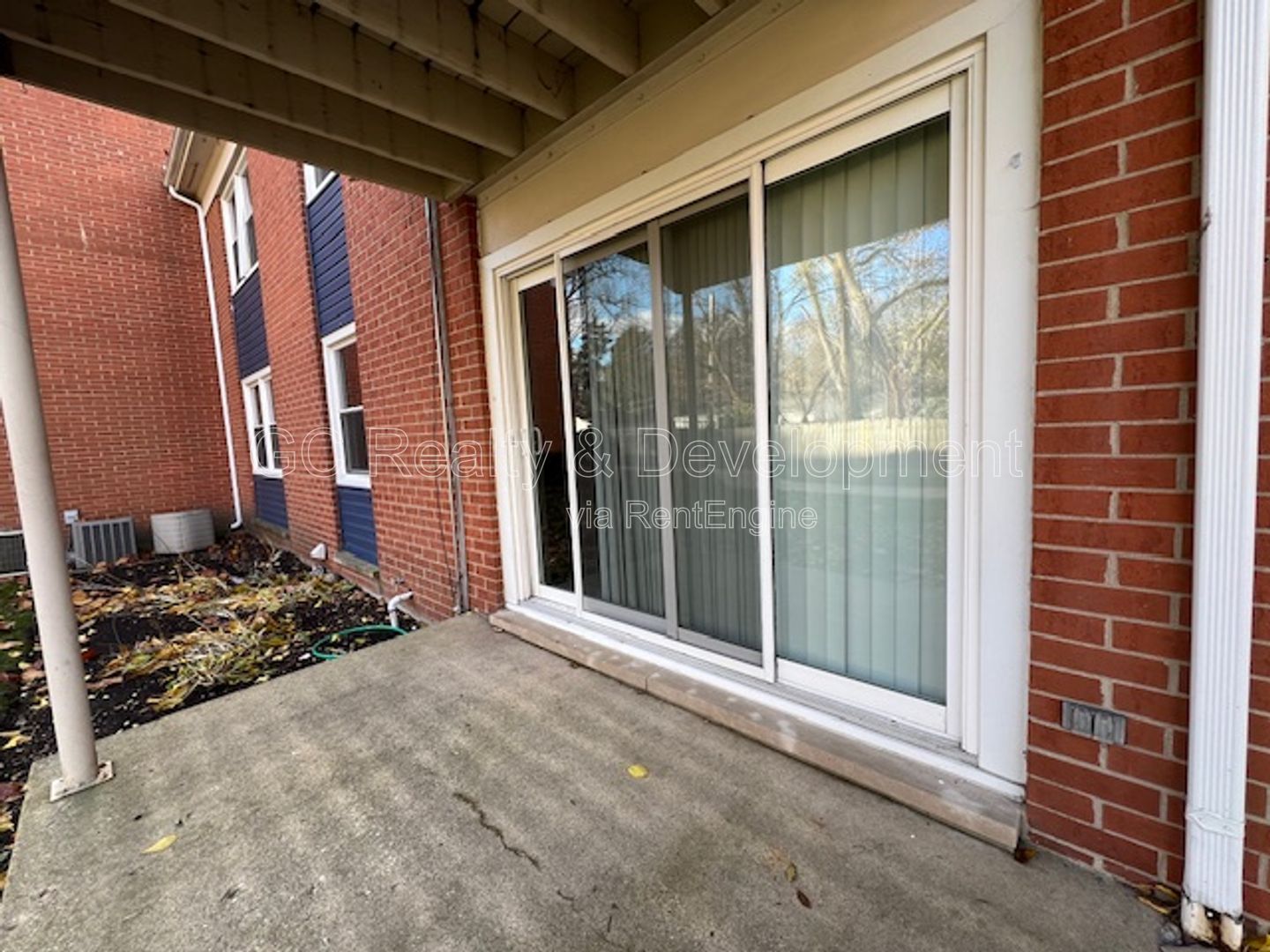 ***  FIRST FLOOR UNIT / 2 BDRM / PARKING INCL / PET FRIENDLY / STORAGE *** property image