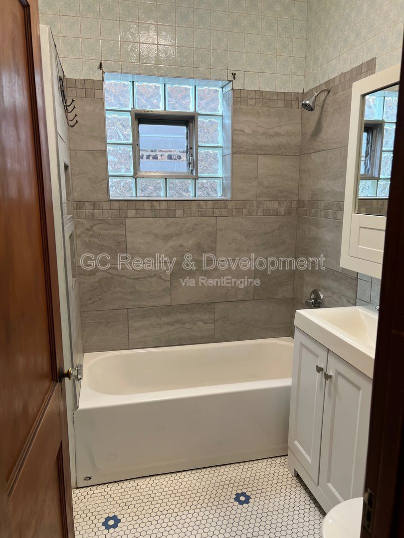 *** 2 BDRM / HARDWOOD FLOORS / PAY GAS & ELECTRIC / 2ND FLOOR UNIT *** property image