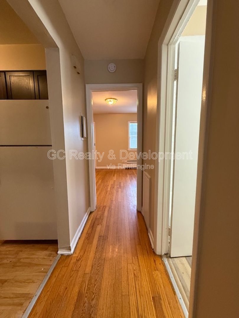 *** 1 BDRM - 1 BTH / KITCHEN APPL INC / PET FRIENDLY / 1 PARKING SPOT / ONLY PAY ELECTRIC *** property image