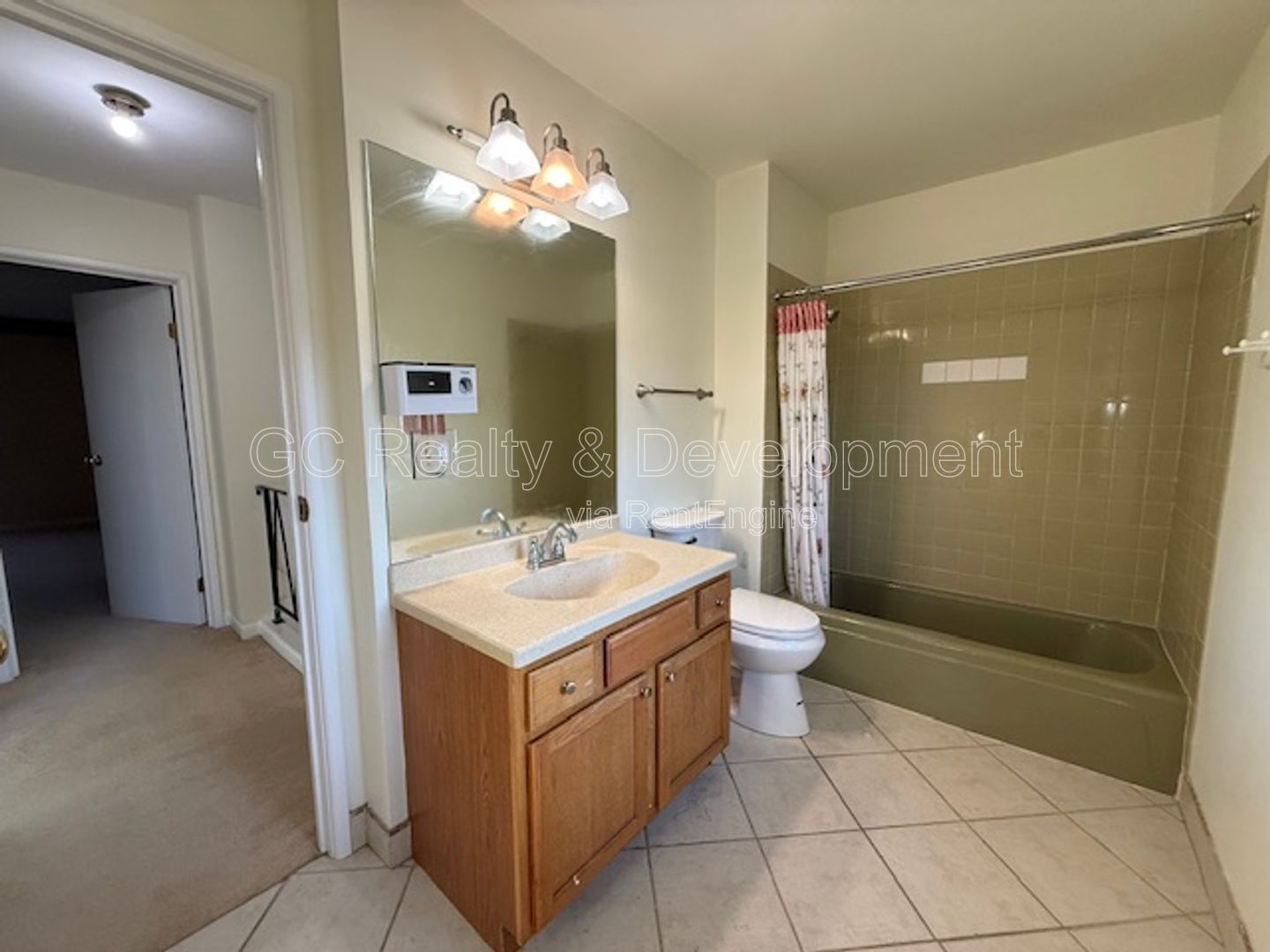 *** 2 BDRM - 2.5 BTH / LRG WALK IN CLOSET / ATTACHED GARAGE / SS APPL / IN UNIT LAUNDRY *** property image