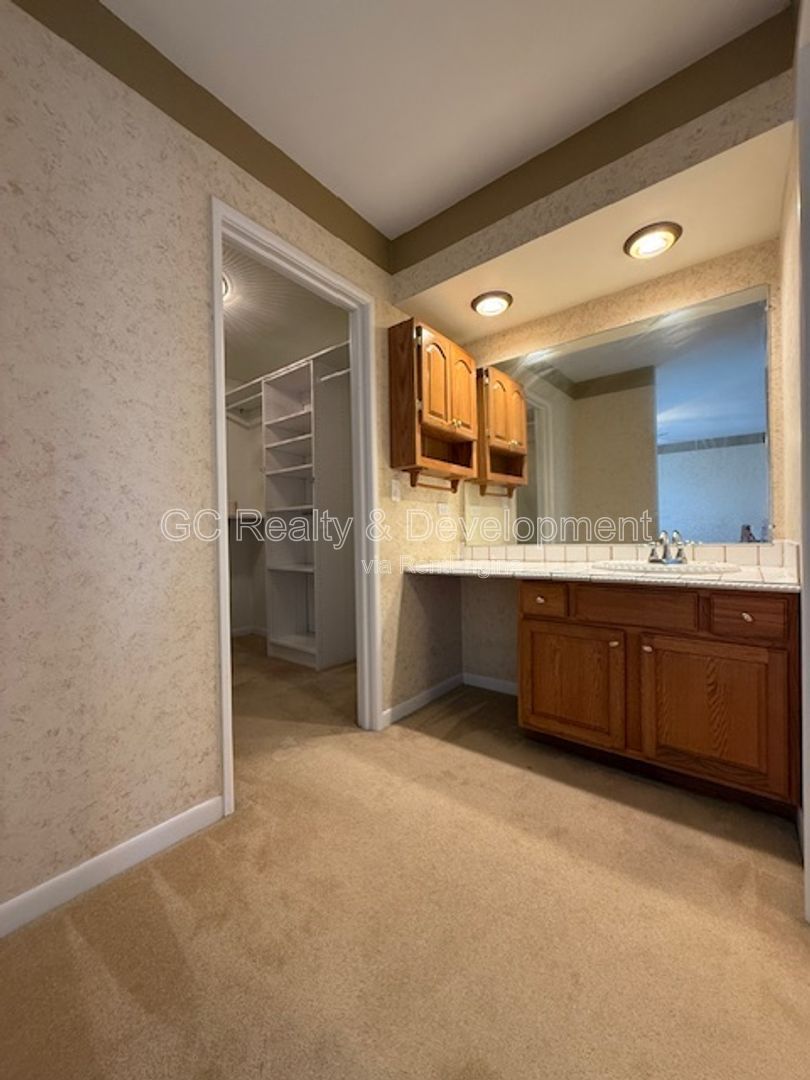 *** 2 BDRM - 2.5 BTH / LRG WALK IN CLOSET / ATTACHED GARAGE / SS APPL / IN UNIT LAUNDRY *** property image
