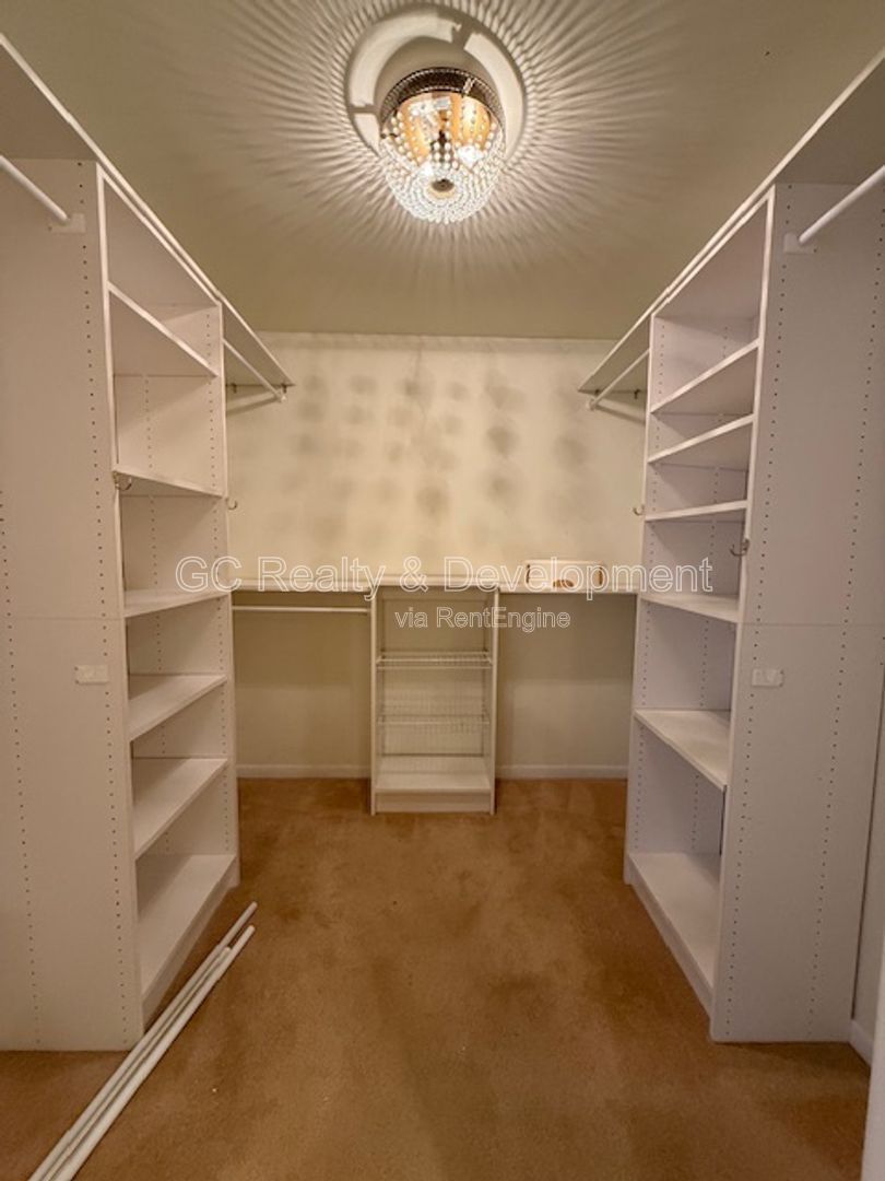 *** 2 BDRM - 2.5 BTH / LRG WALK IN CLOSET / ATTACHED GARAGE / SS APPL / IN UNIT LAUNDRY *** property image