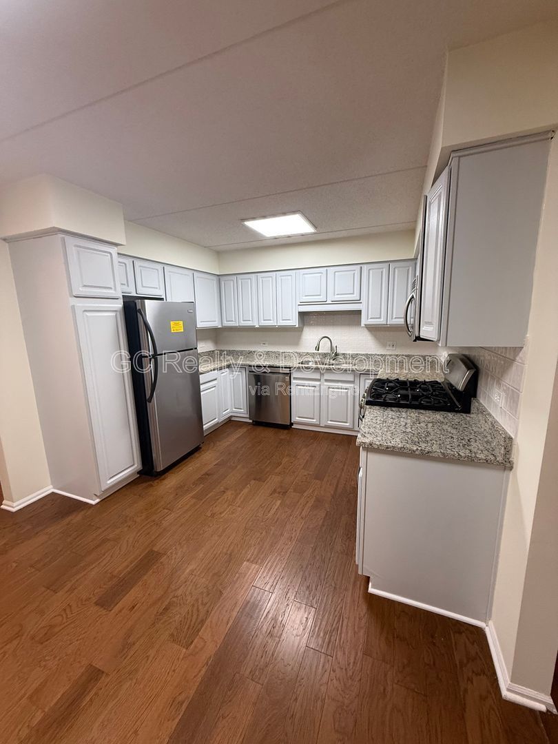 *** NORTH PARK / CUL-DE-SAC / 2 BDRM - 2 BTH / ONLY PAY ELECTRIC / ASSIGNED PARKING /  IN UNIT LAUNDRY *** property image