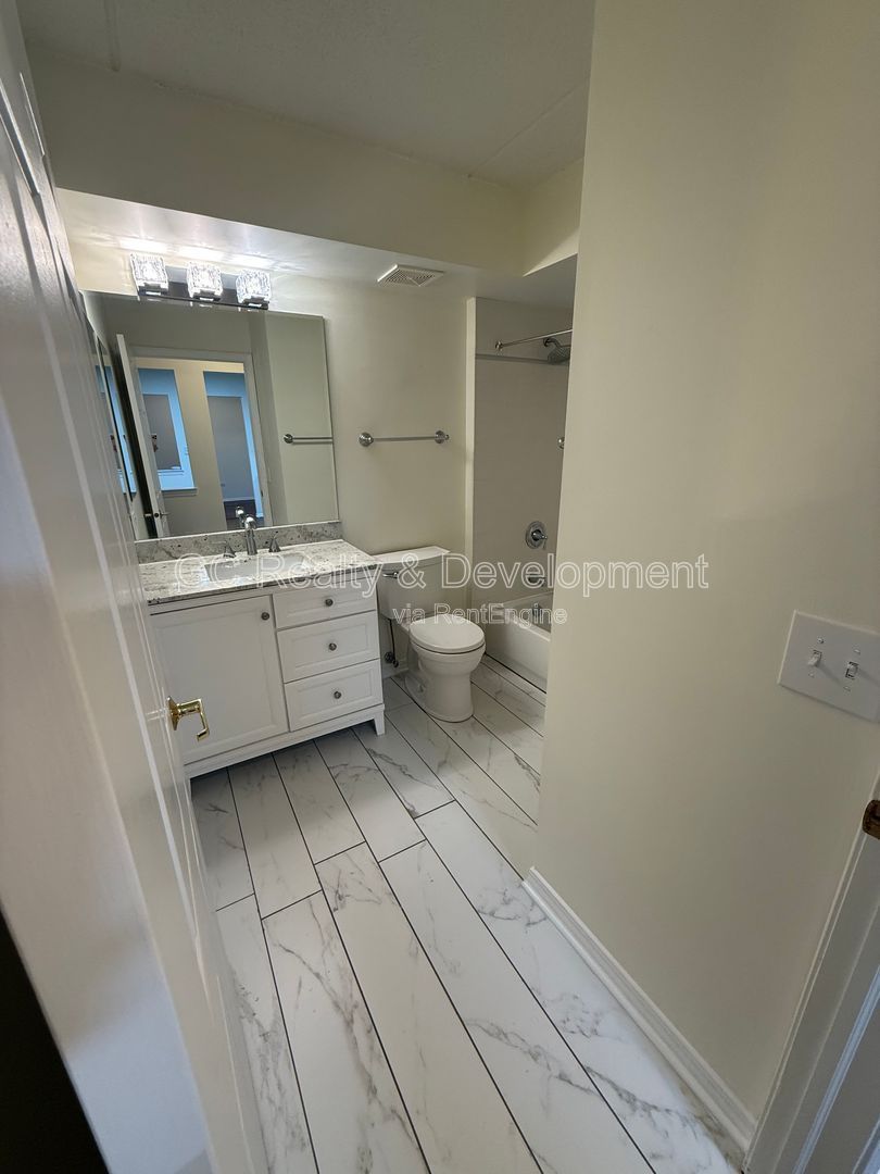 *** NORTH PARK / CUL-DE-SAC / 2 BDRM - 2 BTH / ONLY PAY ELECTRIC / ASSIGNED PARKING /  IN UNIT LAUNDRY *** property image