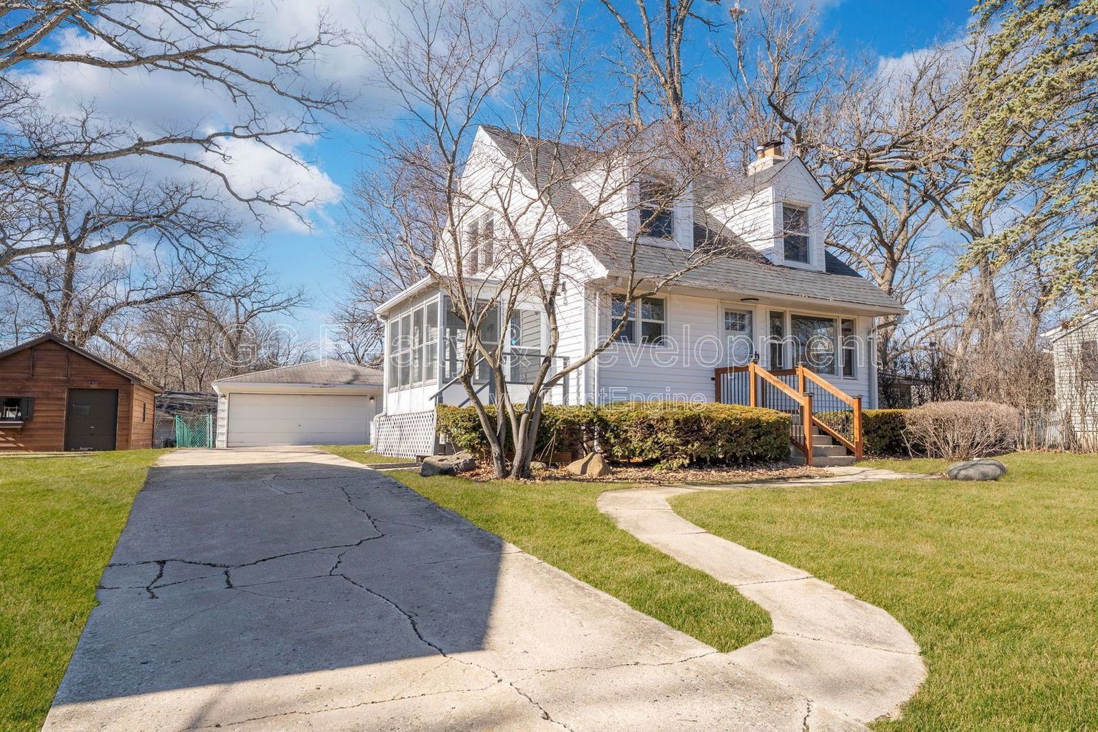 *** 3 BDRM / RECENTLY UPDATED / 3 SEASON ROOM / NATURAL LIGHT THROUGHOUT / SS APPL *** property image