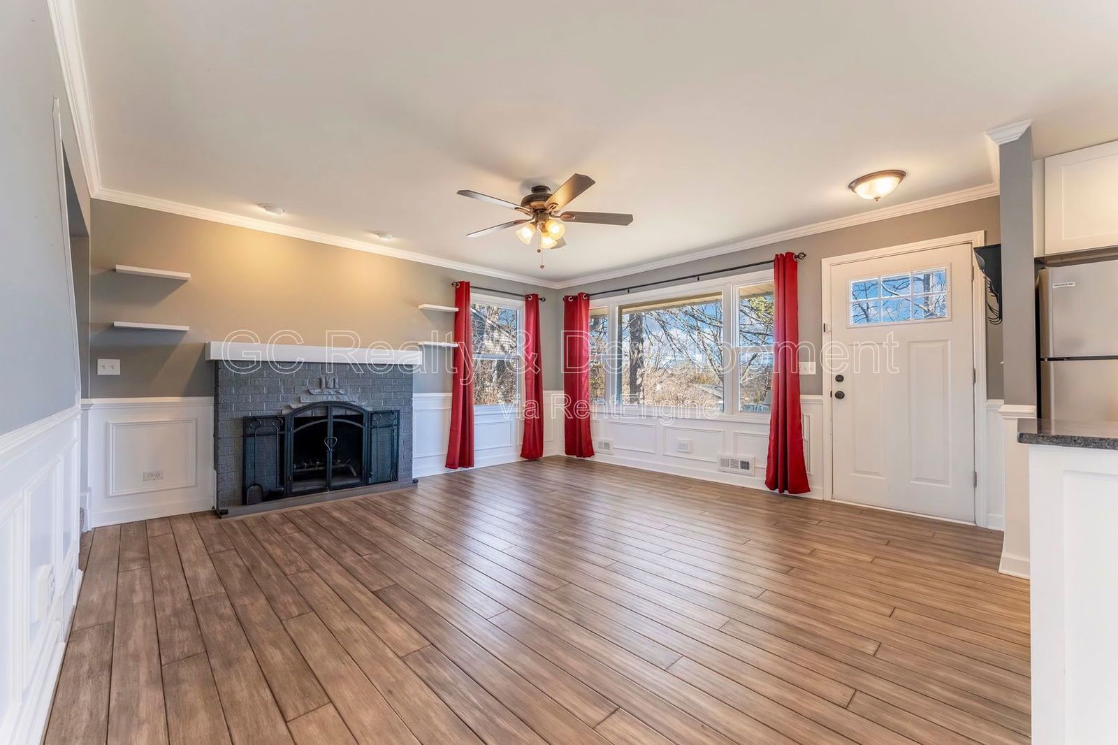 *** 3 BDRM / RECENTLY UPDATED / 3 SEASON ROOM / NATURAL LIGHT THROUGHOUT / SS APPL *** property image