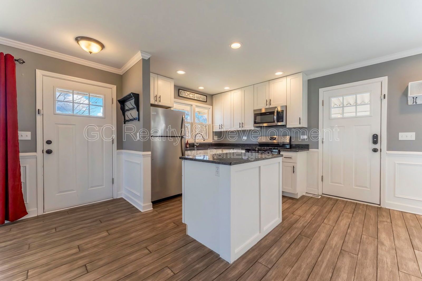 *** 3 BDRM / RECENTLY UPDATED / 3 SEASON ROOM / NATURAL LIGHT THROUGHOUT / SS APPL *** property image