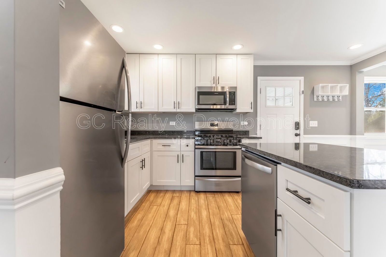 *** 3 BDRM / RECENTLY UPDATED / 3 SEASON ROOM / NATURAL LIGHT THROUGHOUT / SS APPL *** property image