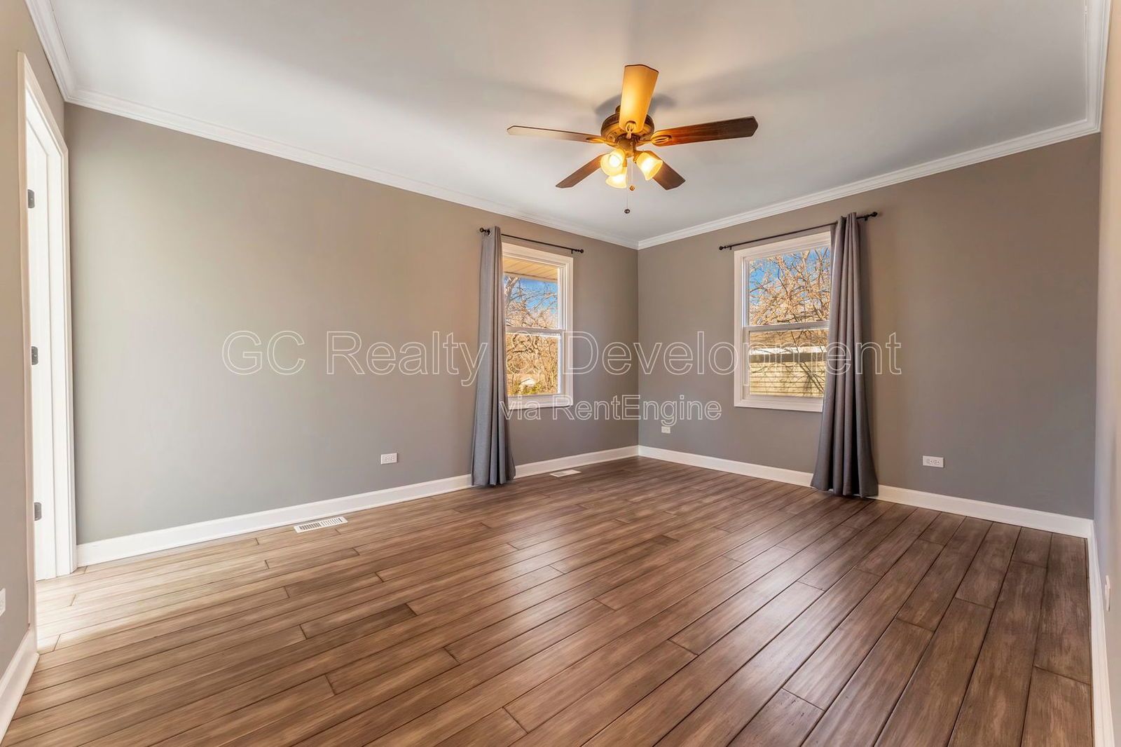 *** 3 BDRM / RECENTLY UPDATED / 3 SEASON ROOM / NATURAL LIGHT THROUGHOUT / SS APPL *** property image