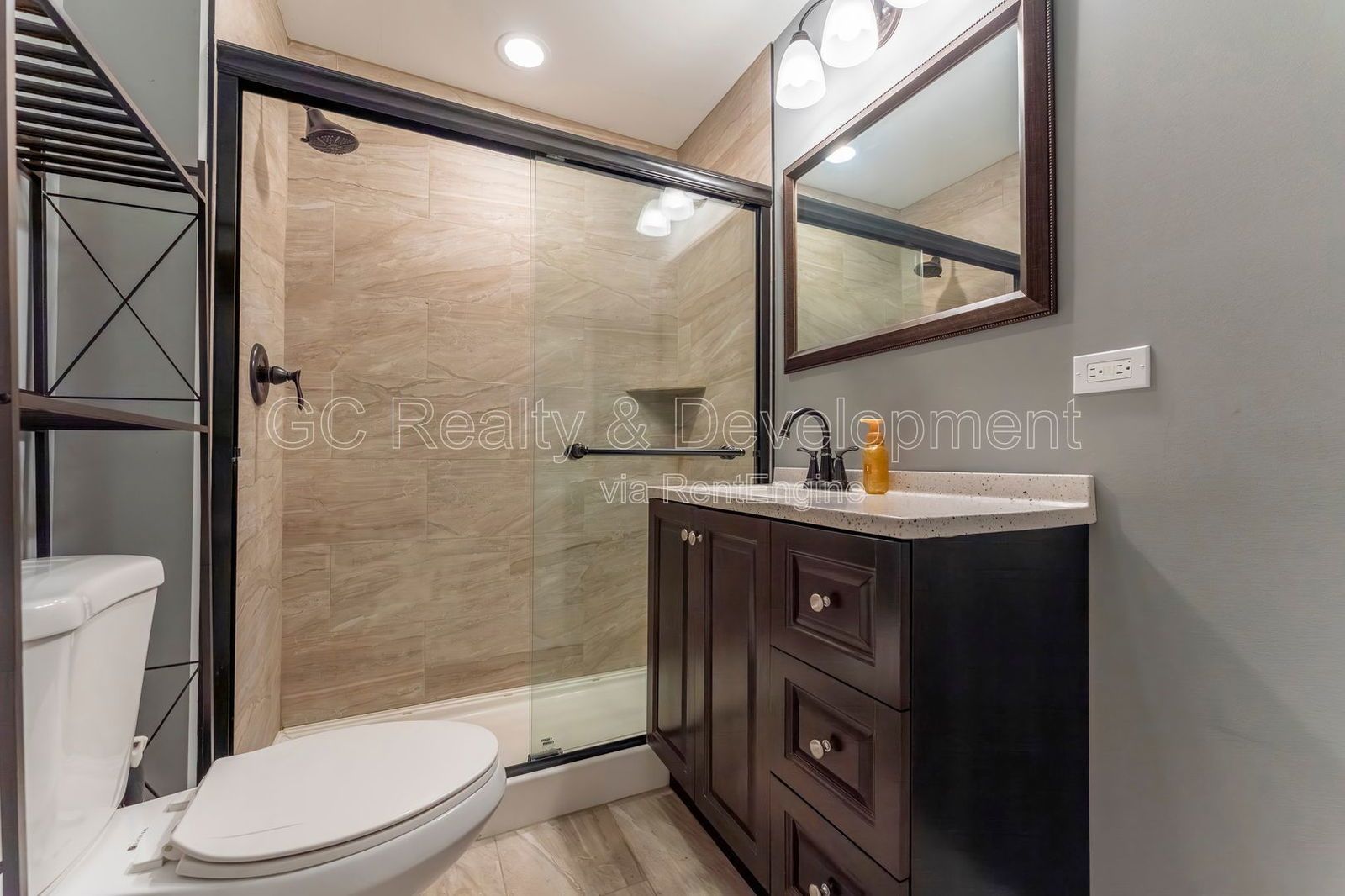 *** 3 BDRM / RECENTLY UPDATED / 3 SEASON ROOM / NATURAL LIGHT THROUGHOUT / SS APPL *** property image