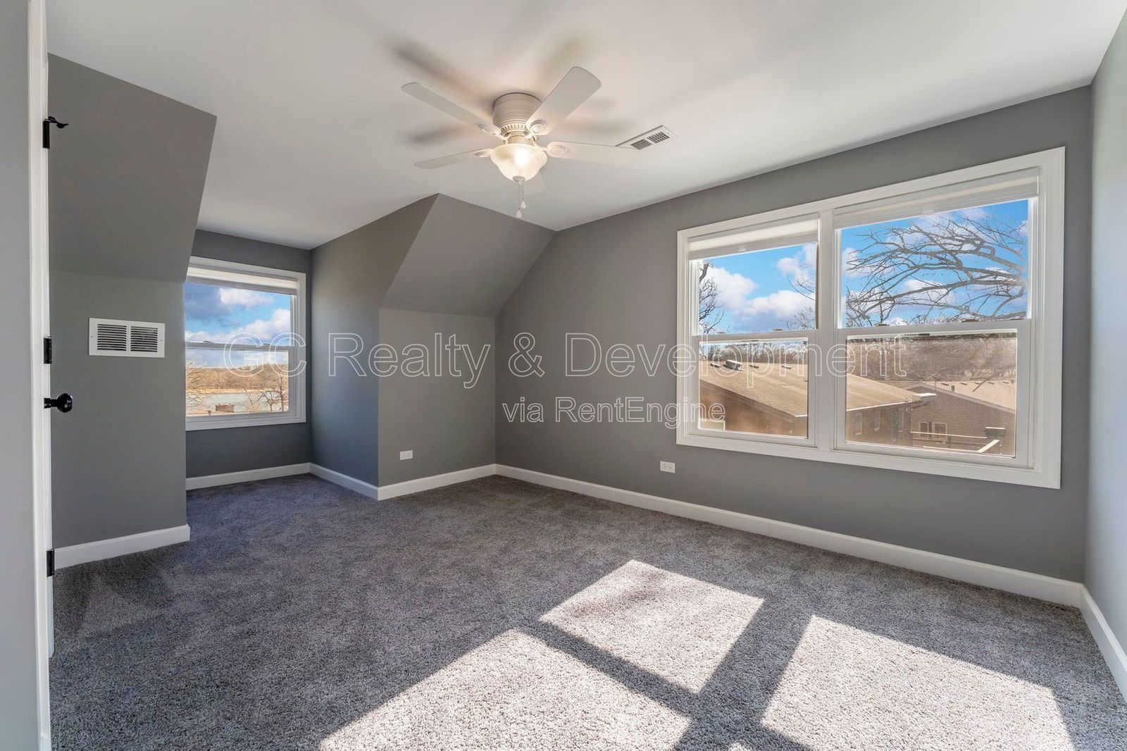 *** 3 BDRM / RECENTLY UPDATED / 3 SEASON ROOM / NATURAL LIGHT THROUGHOUT / SS APPL *** property image