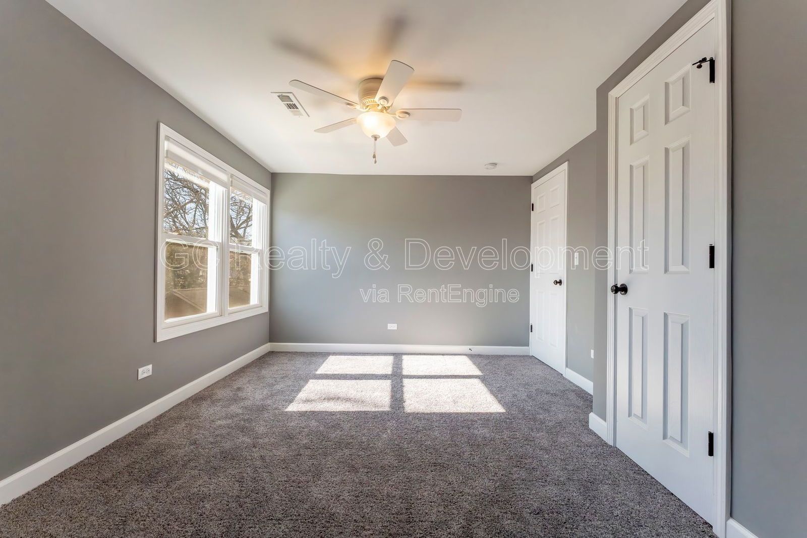 *** 3 BDRM / RECENTLY UPDATED / 3 SEASON ROOM / NATURAL LIGHT THROUGHOUT / SS APPL *** property image