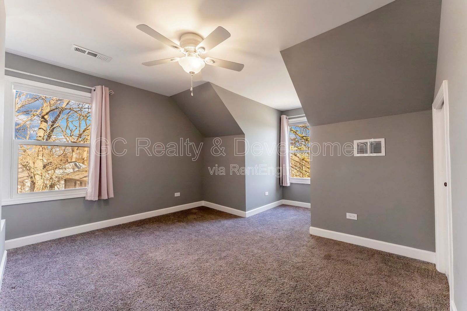 *** 3 BDRM / RECENTLY UPDATED / 3 SEASON ROOM / NATURAL LIGHT THROUGHOUT / SS APPL *** property image