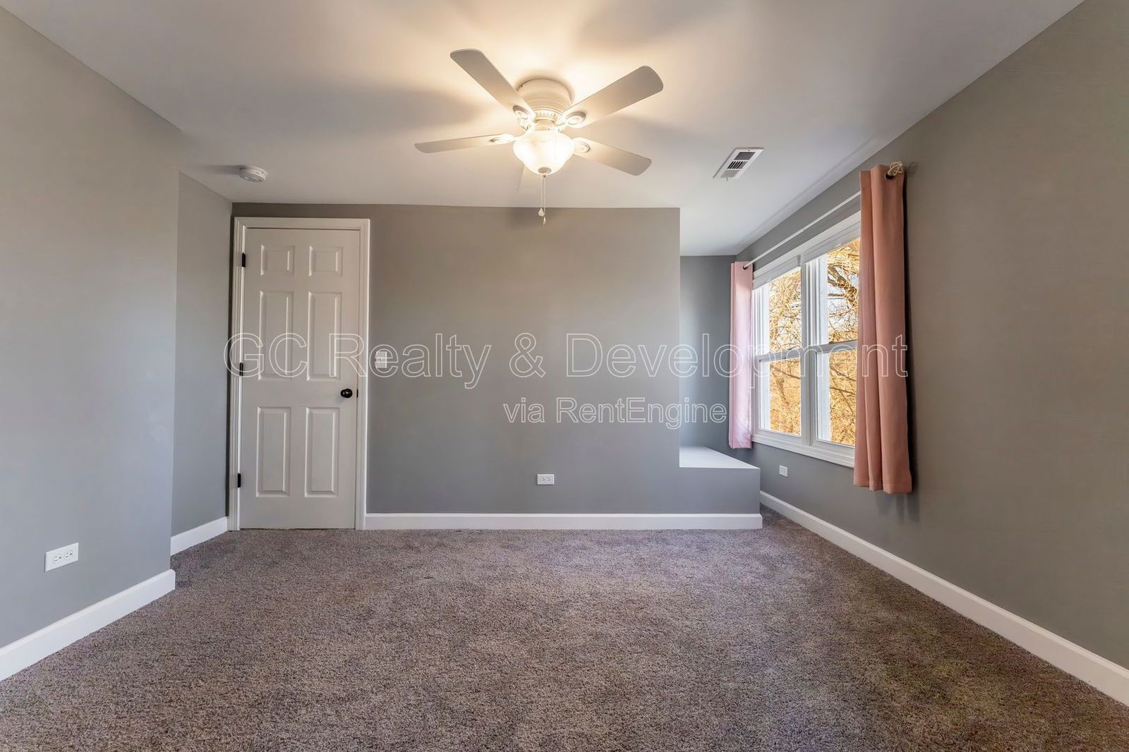 *** 3 BDRM / RECENTLY UPDATED / 3 SEASON ROOM / NATURAL LIGHT THROUGHOUT / SS APPL *** property image