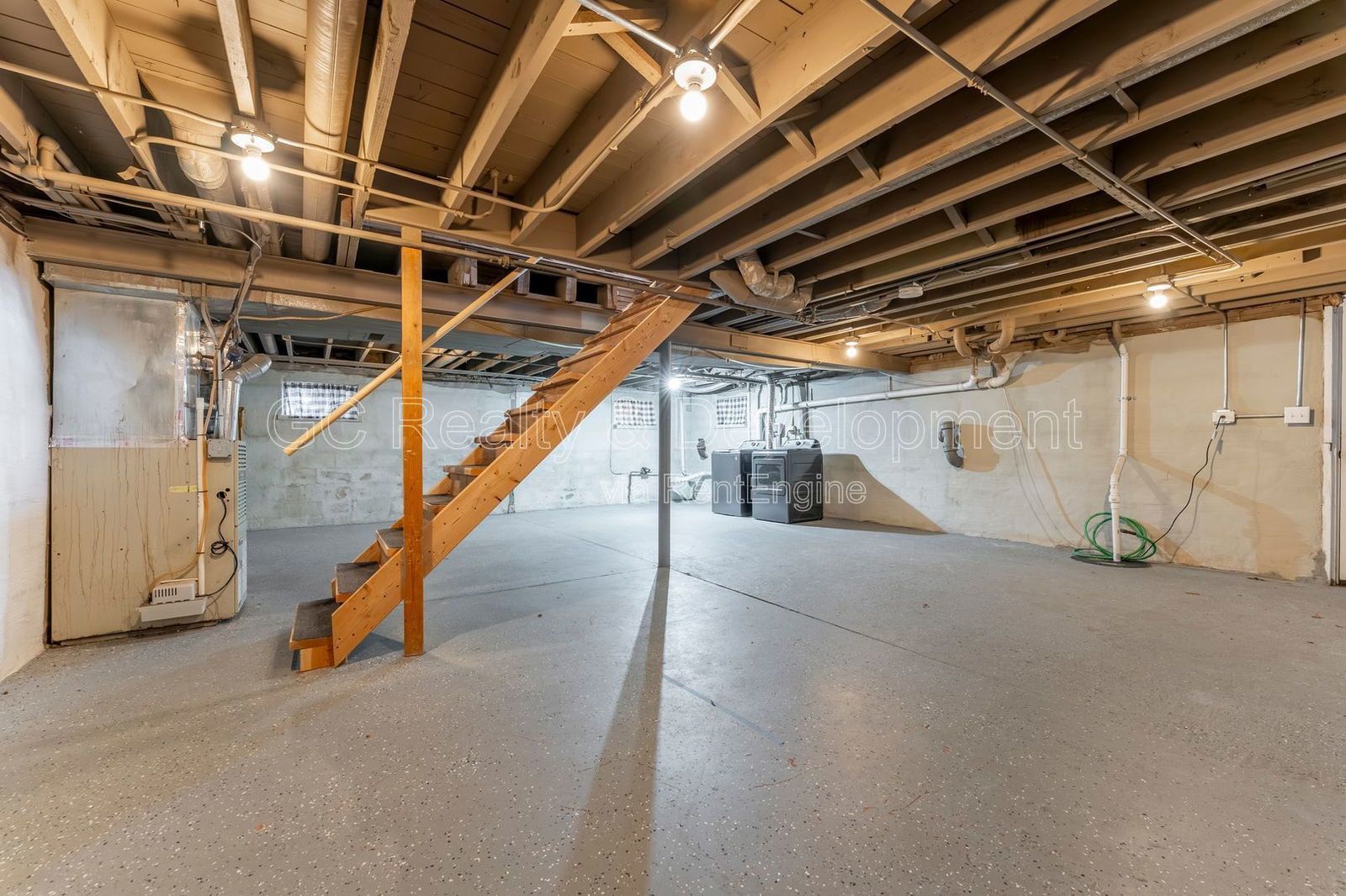 *** 3 BDRM / RECENTLY UPDATED / 3 SEASON ROOM / NATURAL LIGHT THROUGHOUT / SS APPL *** property image