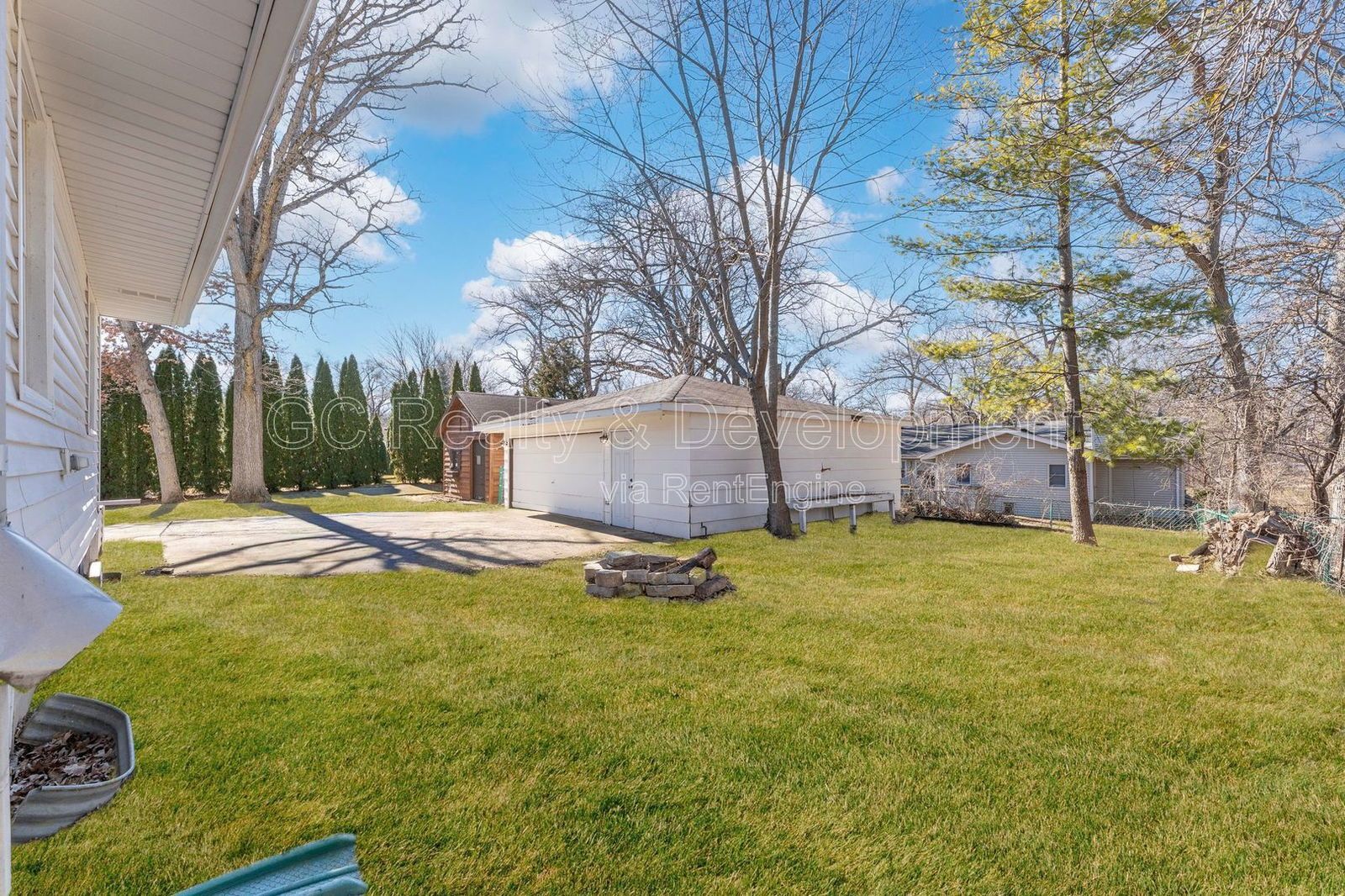 *** 3 BDRM / RECENTLY UPDATED / 3 SEASON ROOM / NATURAL LIGHT THROUGHOUT / SS APPL *** property image