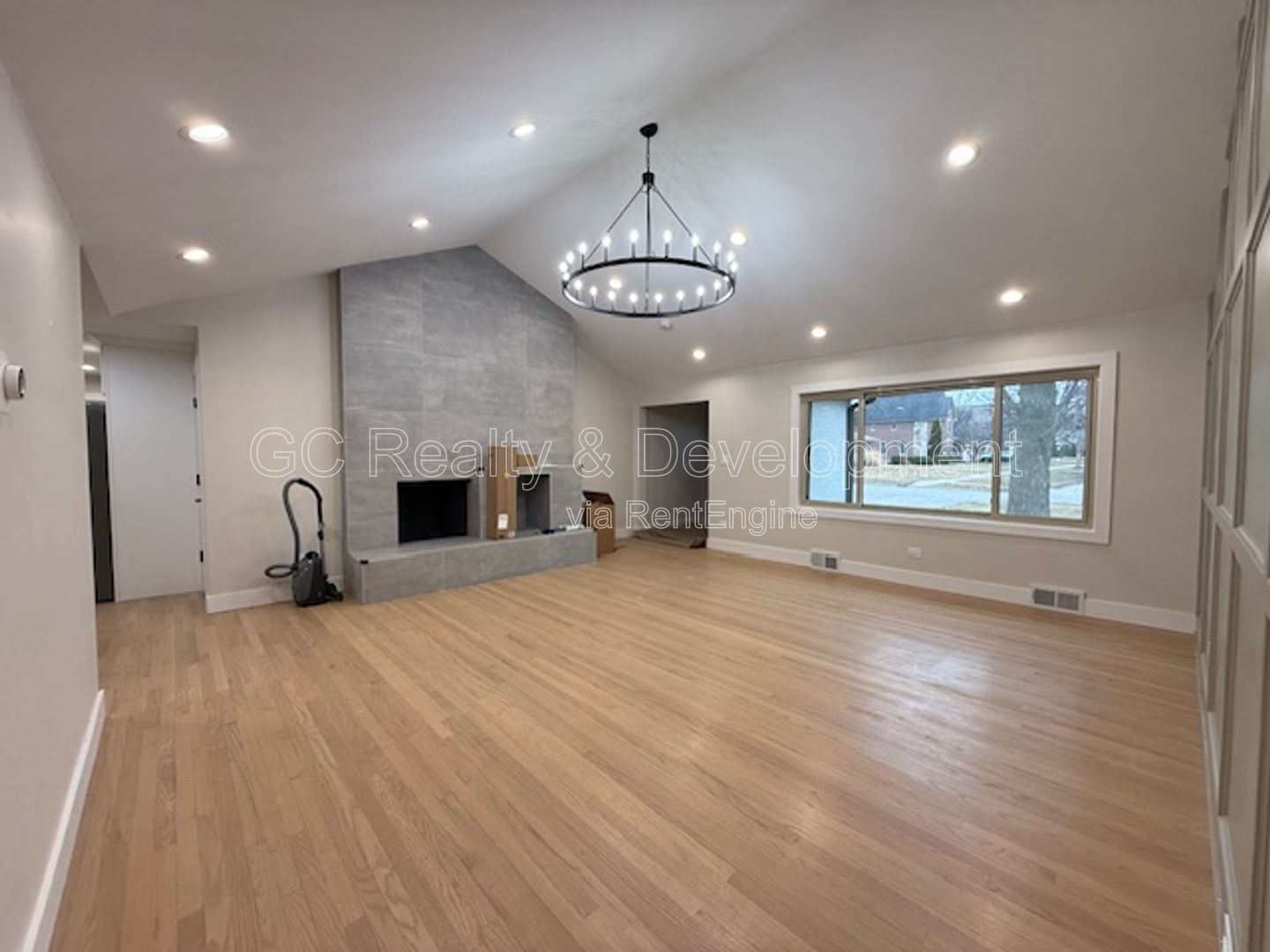 *** RECENTLY UPDATED / 3 BDRM - 2 BTH / FINISHED BSMT W DRY BAR / LRG YARD / LAUNDRY ROOM *** property image