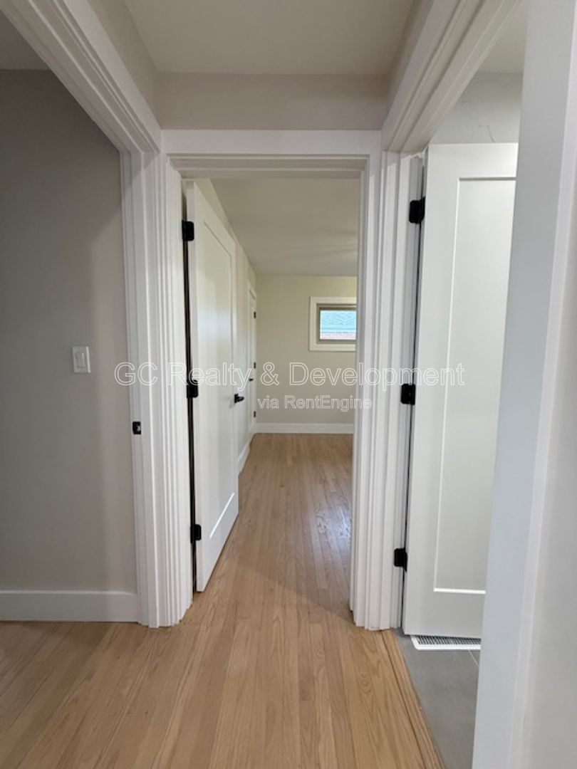 *** RECENTLY UPDATED / 3 BDRM - 2 BTH / FINISHED BSMT W DRY BAR / LRG YARD / LAUNDRY ROOM *** property image