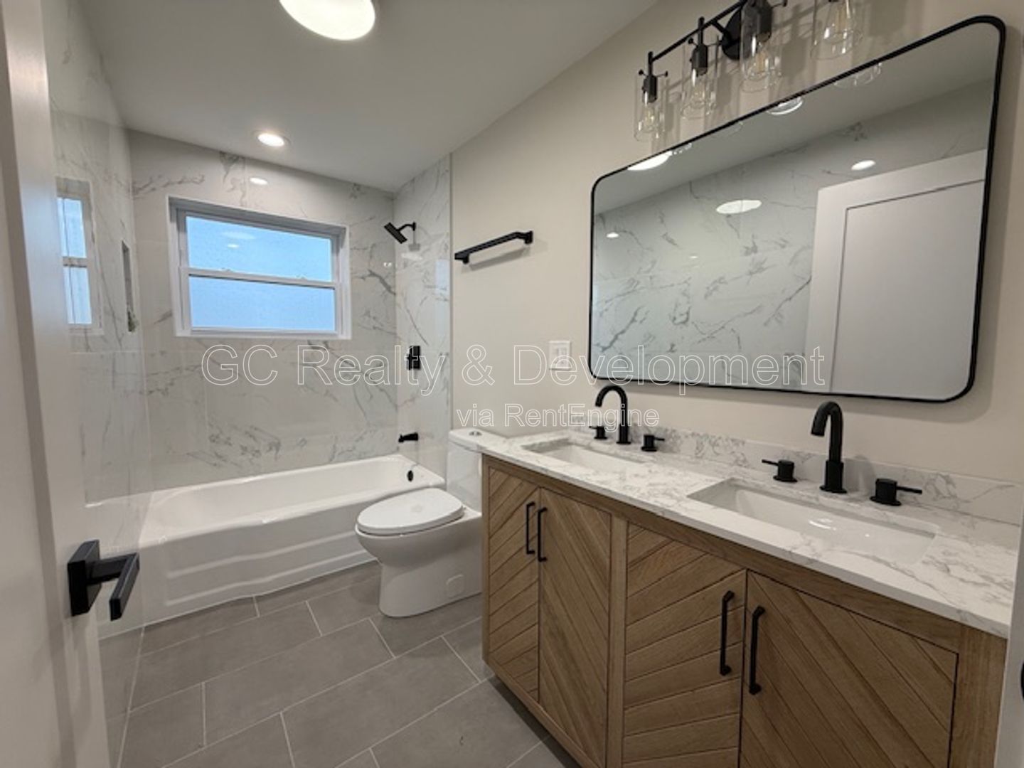 *** RECENTLY UPDATED / 3 BDRM - 2 BTH / FINISHED BSMT W DRY BAR / LRG YARD / LAUNDRY ROOM *** property image