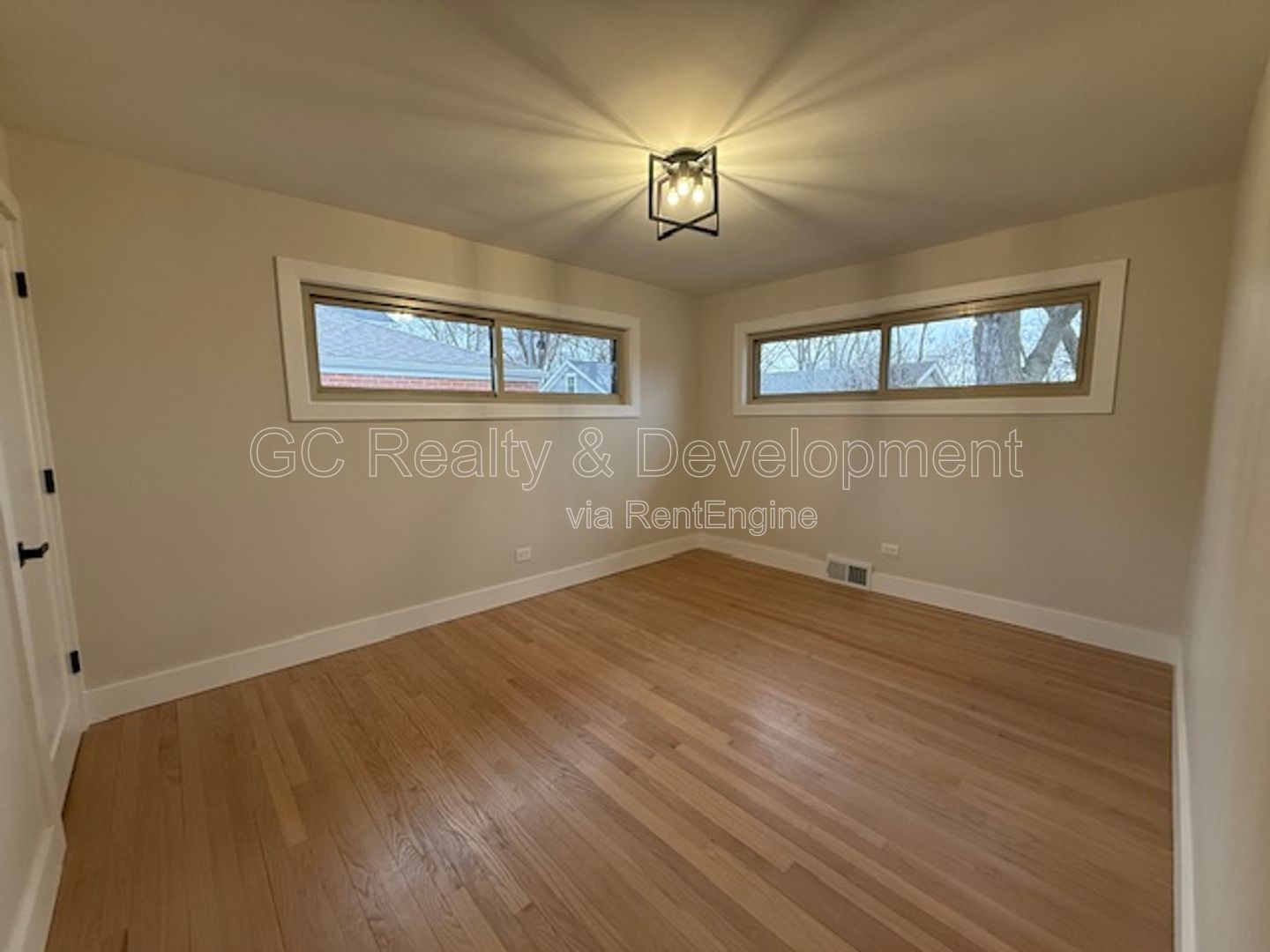 *** RECENTLY UPDATED / 3 BDRM - 2 BTH / FINISHED BSMT W DRY BAR / LRG YARD / LAUNDRY ROOM *** property image