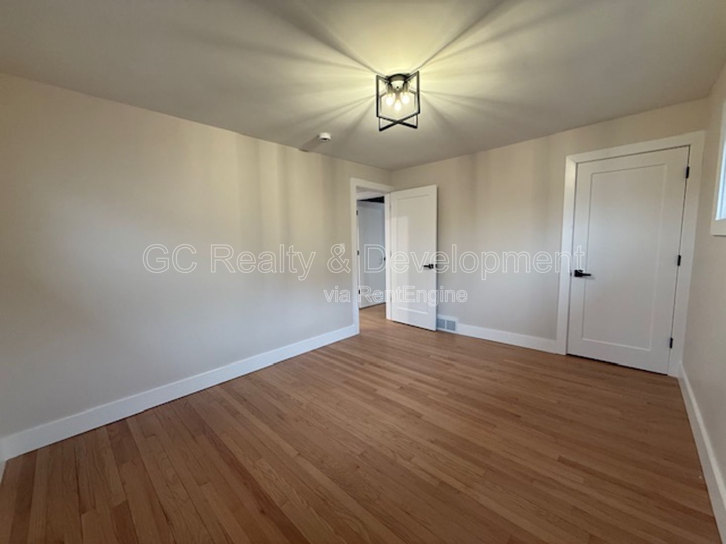 *** RECENTLY UPDATED / 3 BDRM - 2 BTH / FINISHED BSMT W DRY BAR / LRG YARD / LAUNDRY ROOM *** property image