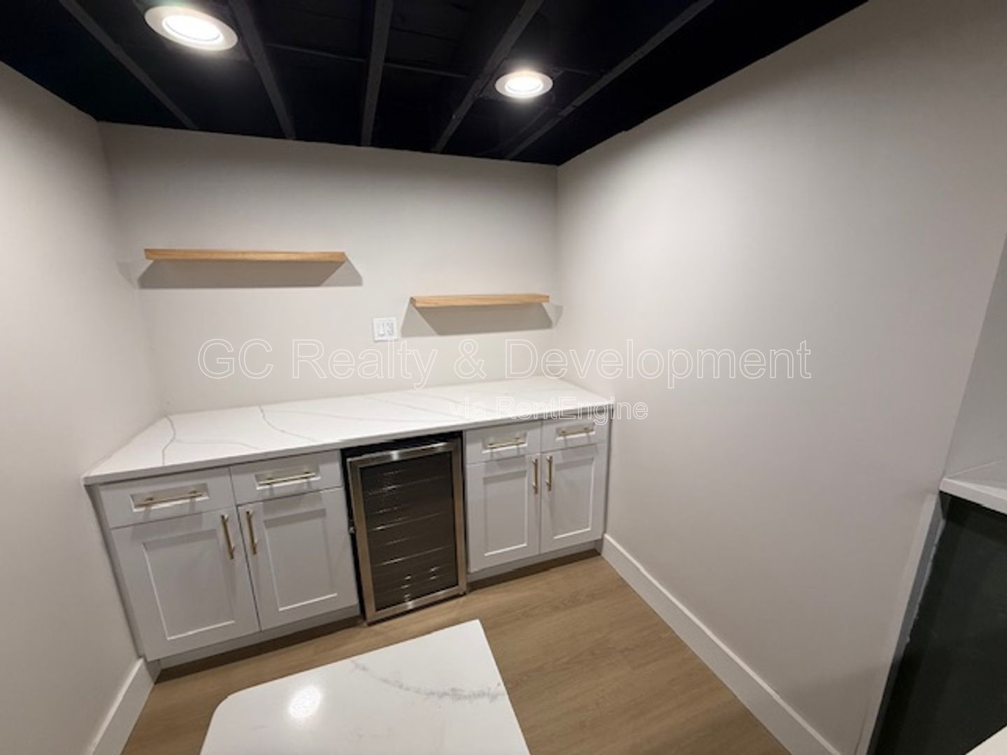 *** RECENTLY UPDATED / 3 BDRM - 2 BTH / FINISHED BSMT W DRY BAR / LRG YARD / LAUNDRY ROOM *** property image