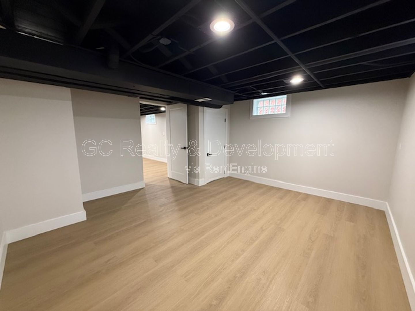 *** RECENTLY UPDATED / 3 BDRM - 2 BTH / FINISHED BSMT W DRY BAR / LRG YARD / LAUNDRY ROOM *** property image