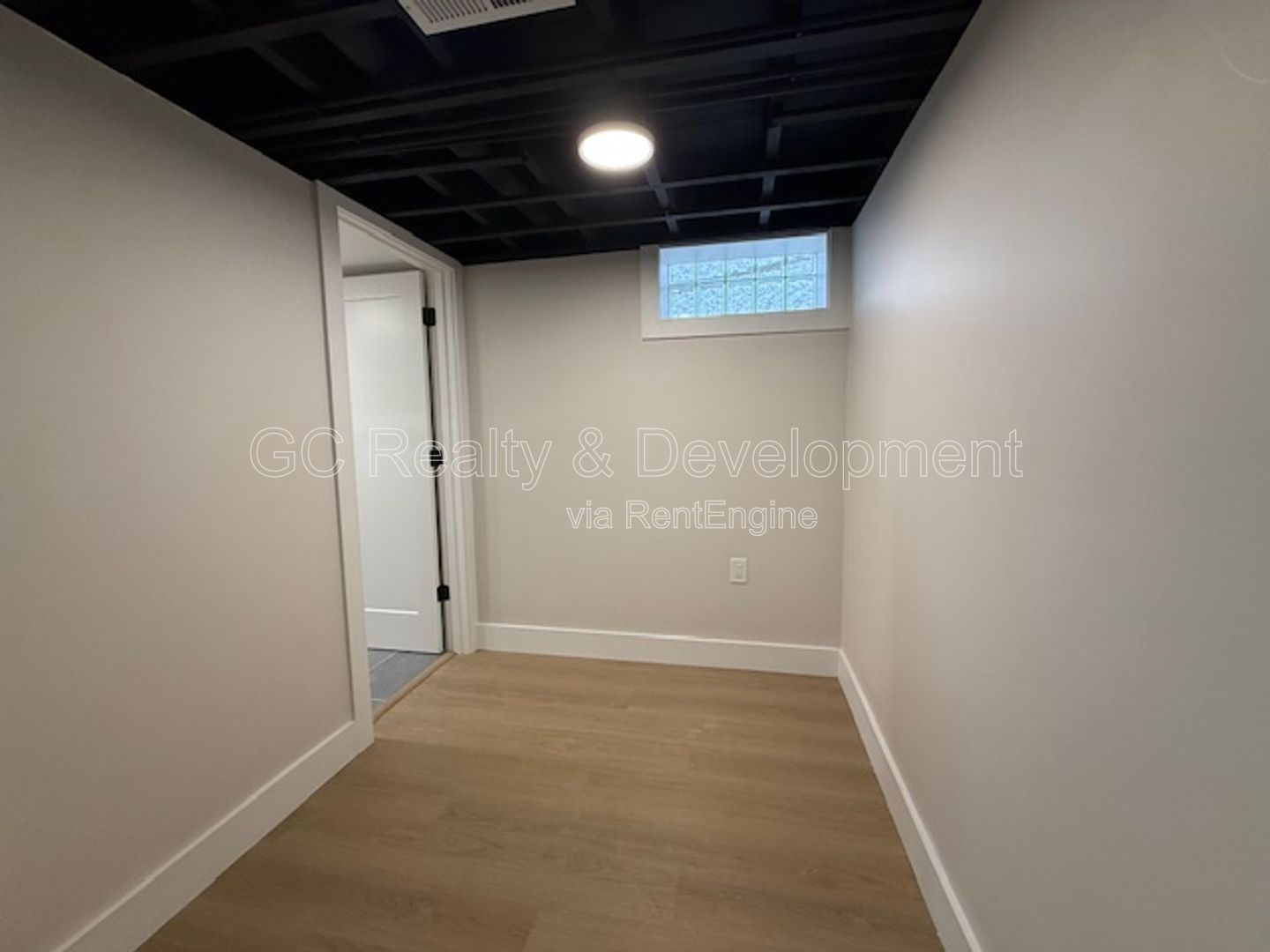 *** RECENTLY UPDATED / 3 BDRM - 2 BTH / FINISHED BSMT W DRY BAR / LRG YARD / LAUNDRY ROOM *** property image