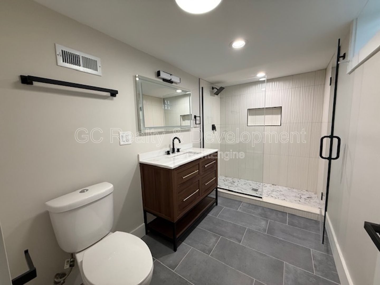 *** RECENTLY UPDATED / 3 BDRM - 2 BTH / FINISHED BSMT W DRY BAR / LRG YARD / LAUNDRY ROOM *** property image