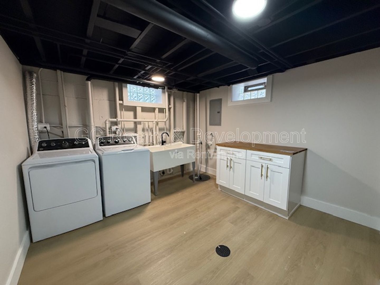 *** RECENTLY UPDATED / 3 BDRM - 2 BTH / FINISHED BSMT W DRY BAR / LRG YARD / LAUNDRY ROOM *** property image