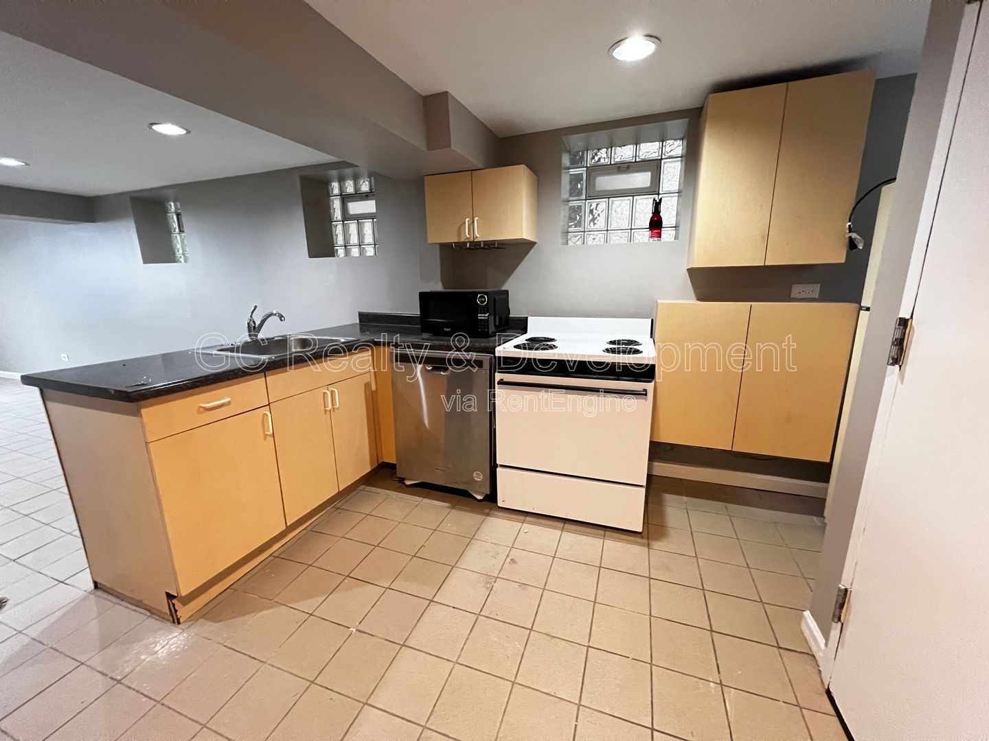 *** COMING SOON 4/15/26! / LINCOLN PARK - GARDEN STUDIO APT / APPL INCLUDED / LAUNDRY ON SITE *** property image