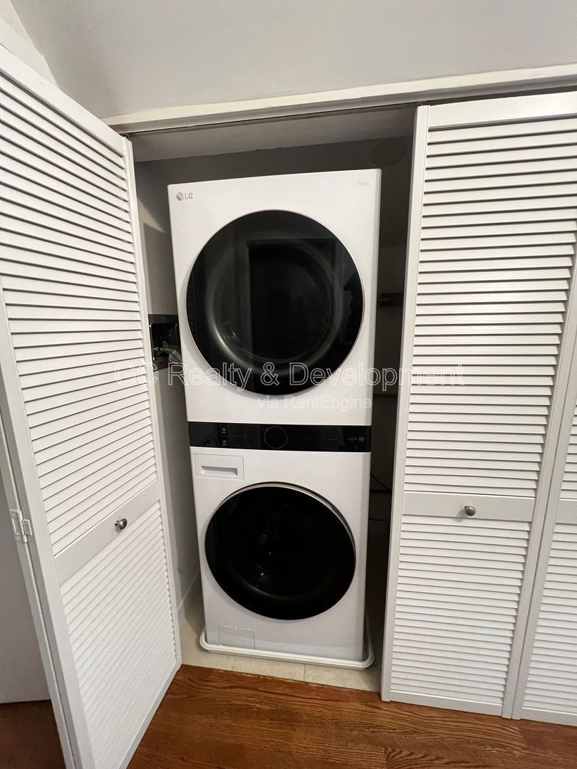 *** COMING SOON 5/15/26! / PREMIUM LOCATION! / SOUTHPORT / 2 BDRM - 2.5 BTH / SS APPL / LAUNDRY IN UNIT / GARAGE INCL*** property image