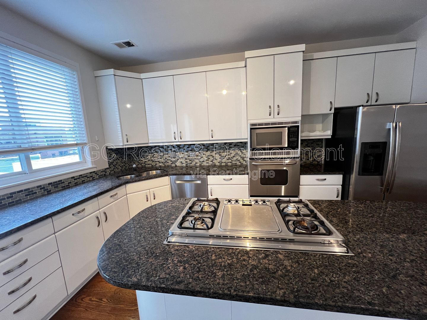 *** COMING SOON 5/15/26! / PREMIUM LOCATION! / SOUTHPORT / 2 BDRM - 2.5 BTH / SS APPL / LAUNDRY IN UNIT / GARAGE INCL*** property image