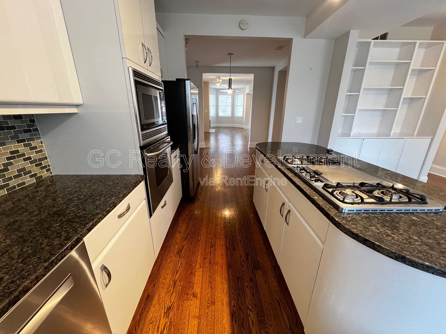 *** COMING SOON 5/15/26! / PREMIUM LOCATION! / SOUTHPORT / 2 BDRM - 2.5 BTH / SS APPL / LAUNDRY IN UNIT / GARAGE INCL*** property image