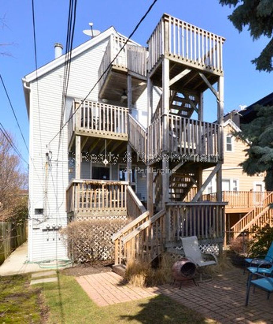 *** COMING SOON 5/15/26! / PREMIUM LOCATION! / SOUTHPORT / 2 BDRM - 2.5 BTH / SS APPL / LAUNDRY IN UNIT / GARAGE INCL*** property image