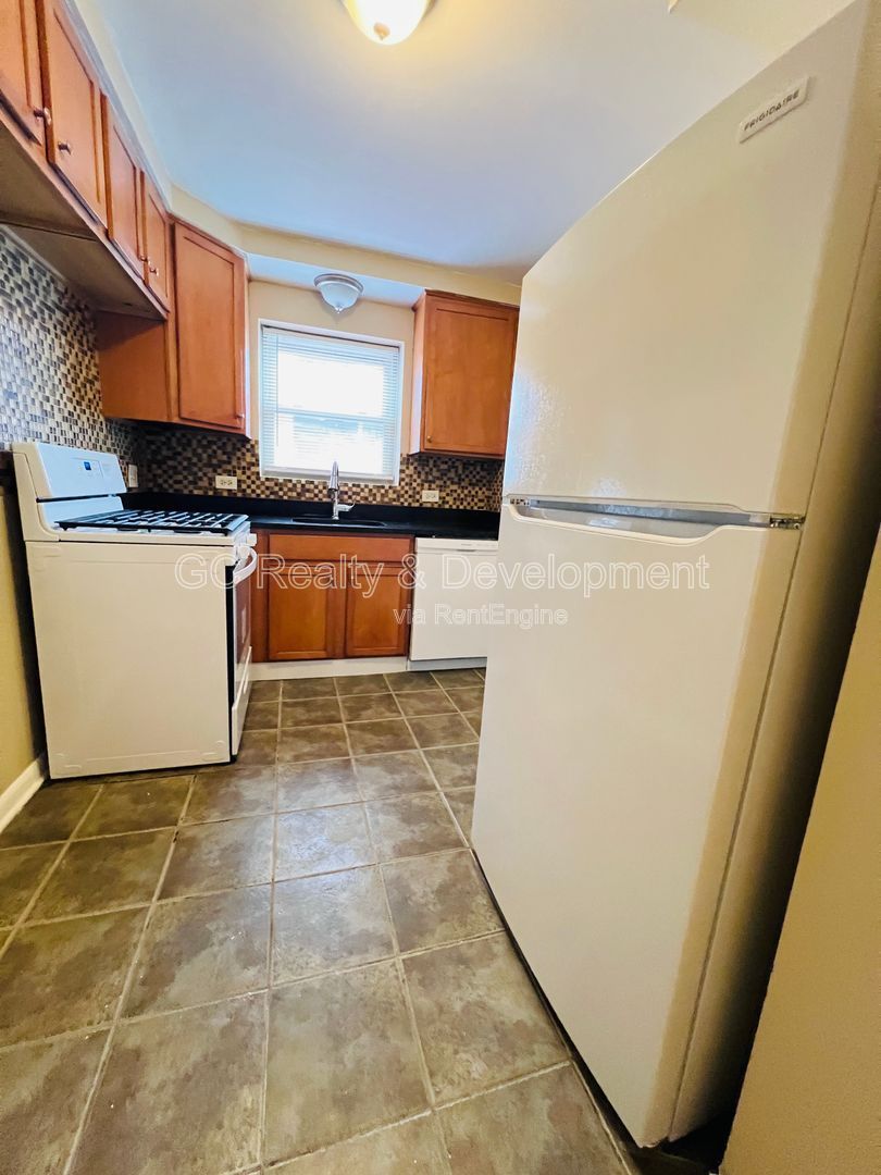 *** COMING SOON 4/15/26! / ALL UTILITIES INCLUDED / W&D IN BUILDING / COMMUTER FRIENDLY / WALK TO LAKE MICHIGAN *** property image