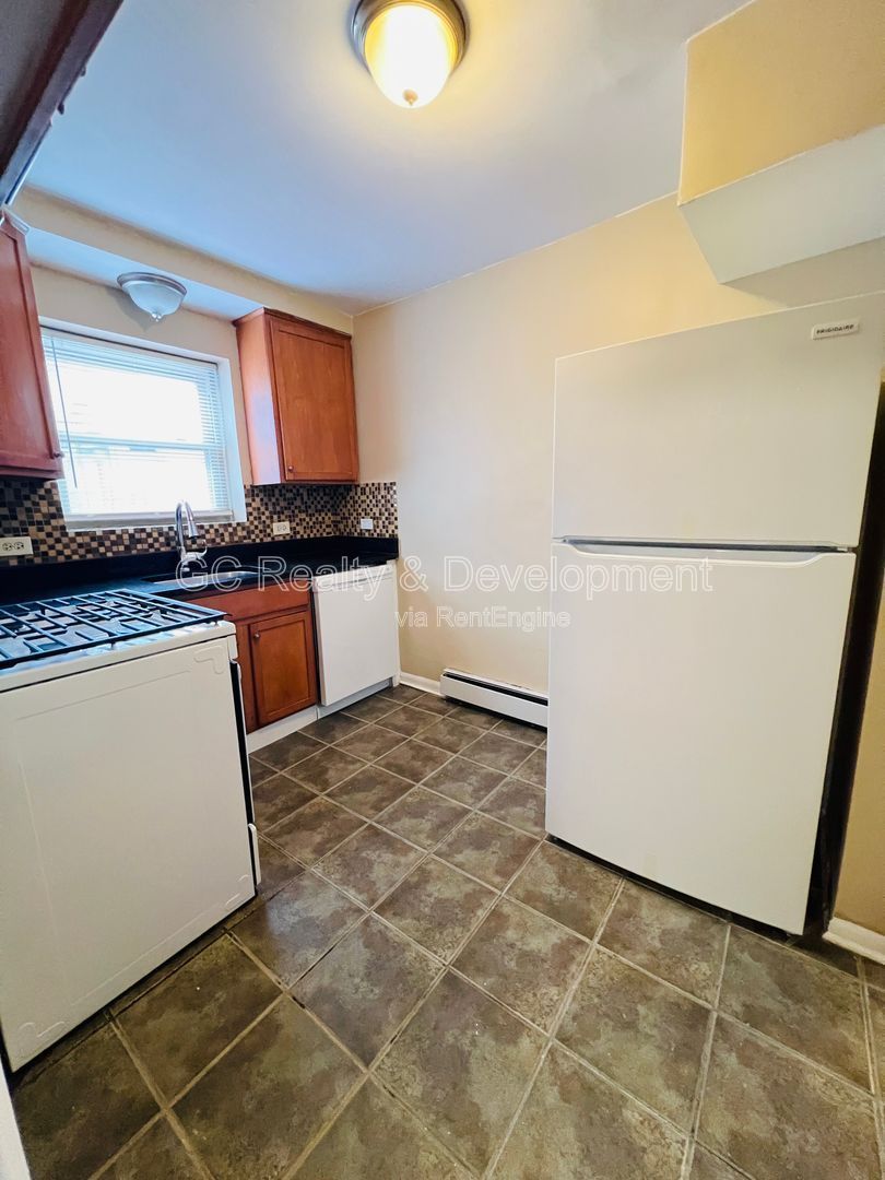 *** COMING SOON 4/15/26! / ALL UTILITIES INCLUDED / W&D IN BUILDING / COMMUTER FRIENDLY / WALK TO LAKE MICHIGAN *** property image