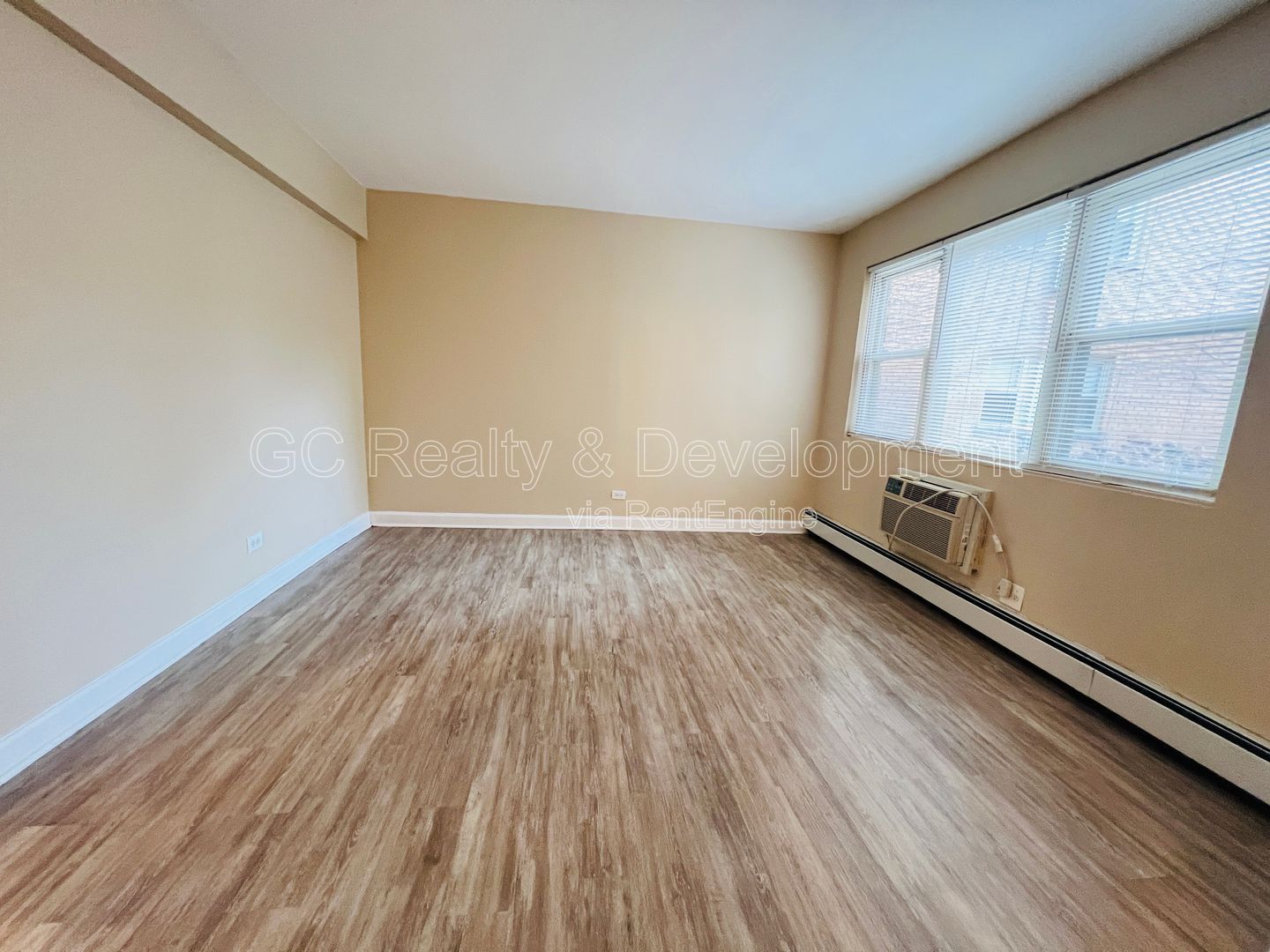 *** COMING SOON 4/15/26! / ALL UTILITIES INCLUDED / W&D IN BUILDING / COMMUTER FRIENDLY / WALK TO LAKE MICHIGAN *** property image